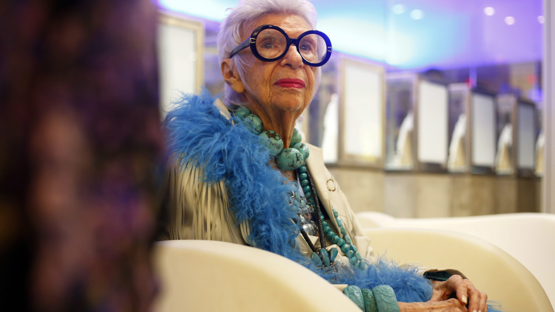 Morre Iris Apfel, ícone da moda, aos 102 anos