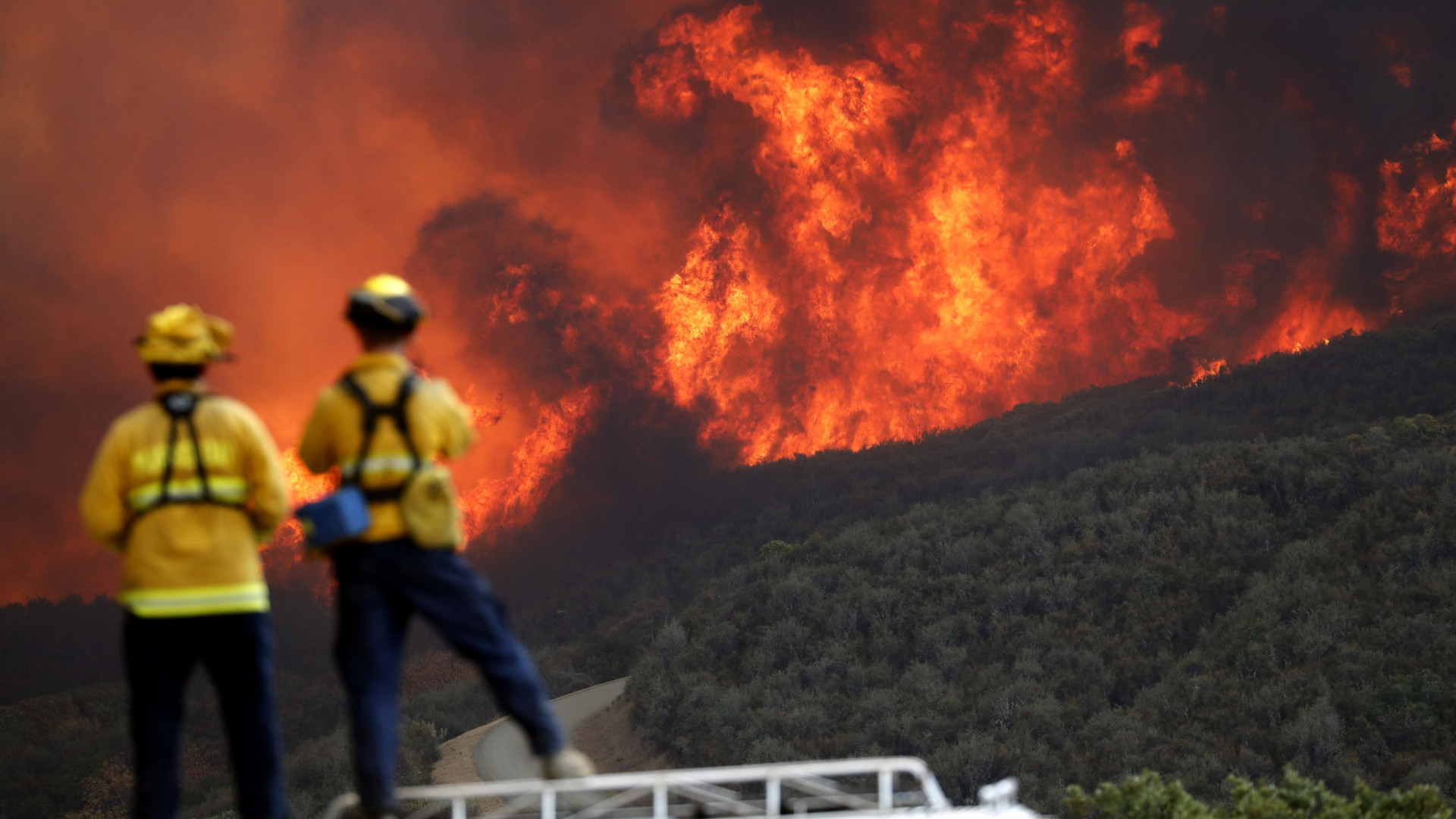 Incêndios deixam mortos e destroem mais de mil casas na Califórnia