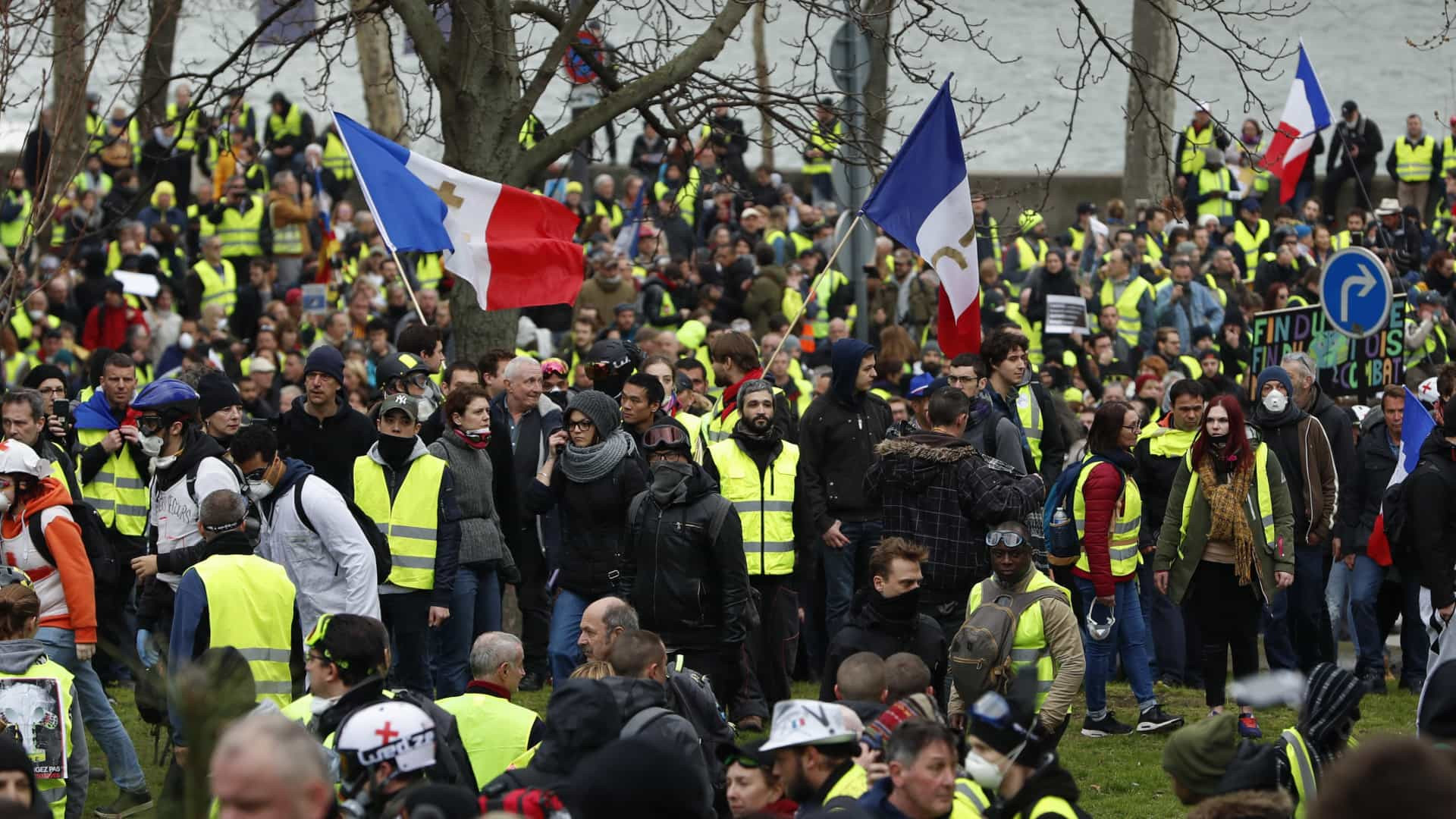 Coletes amarelos iniciam hoje bloqueio de Paris durante três dias