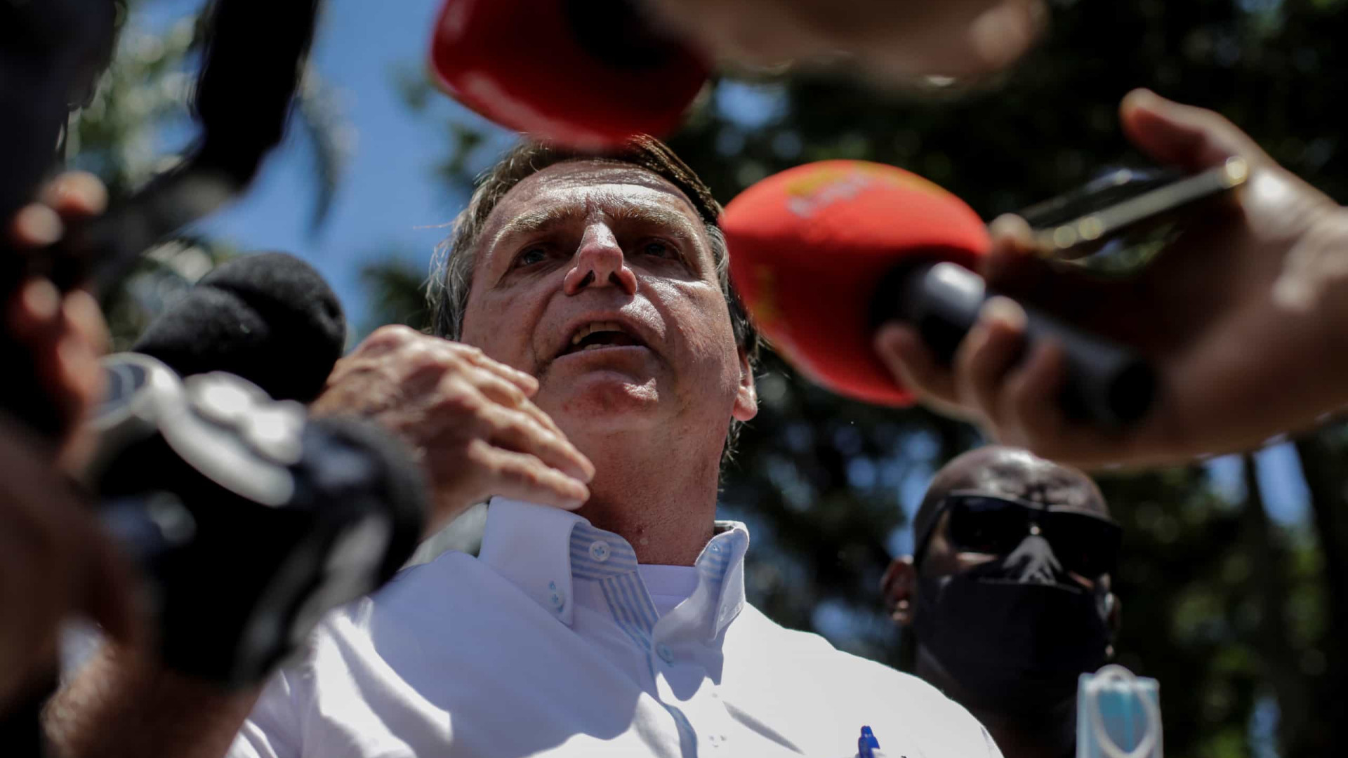 Bolsonaro muda discurso e passa a defender vacinas