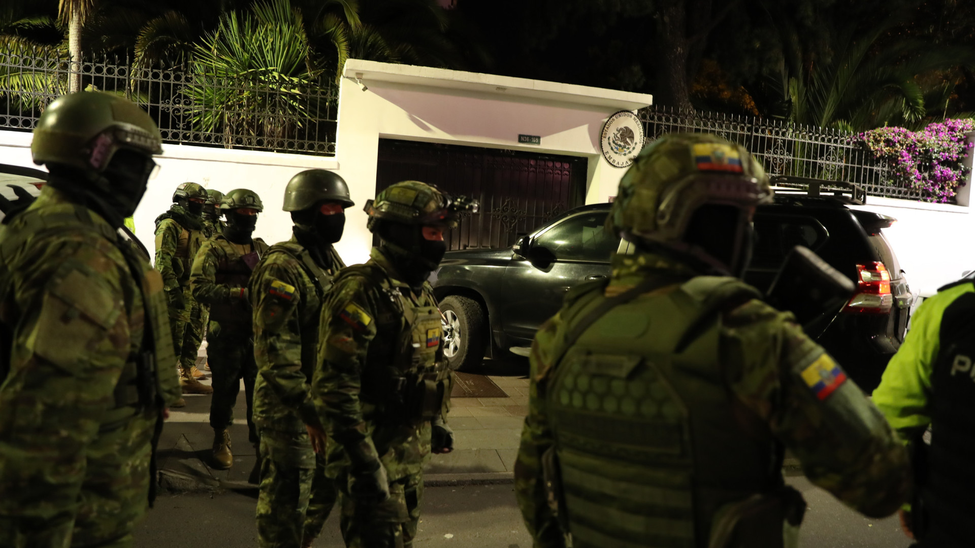 México suspende relações com Equador após invasão de embaixada