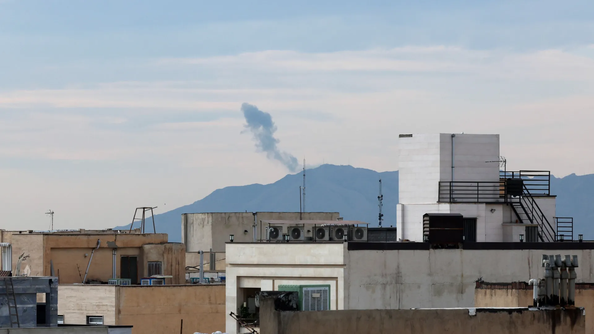
                    Israel atacou centros de comando móveis e fábricas de armas em Teerã
                