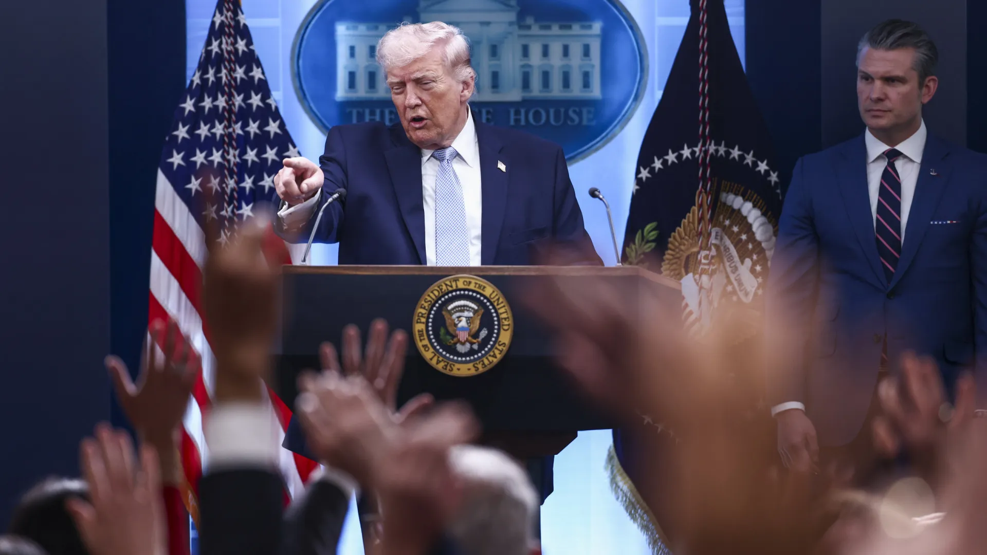 
                    Trump afirma que iranianos 