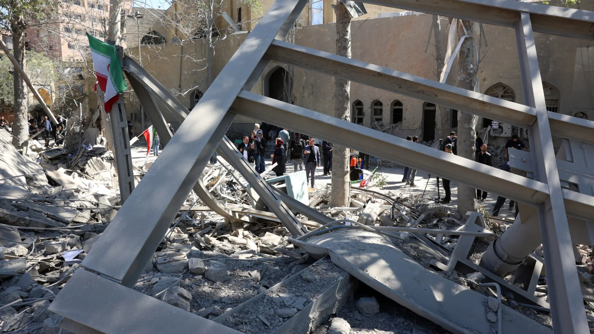 
                    Pelo menos 18 mortos em ataque aéreo perto de Teerã
                