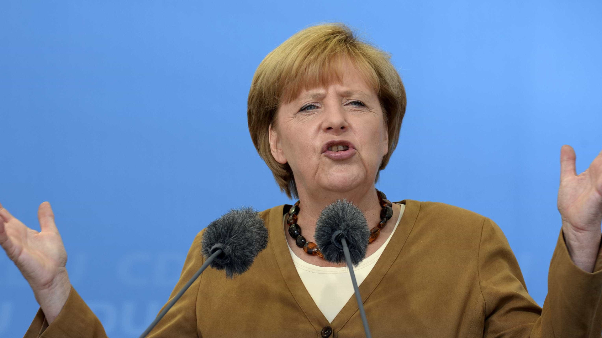 Merkel defende proibição do uso de 
véu islâmico na Alemanha