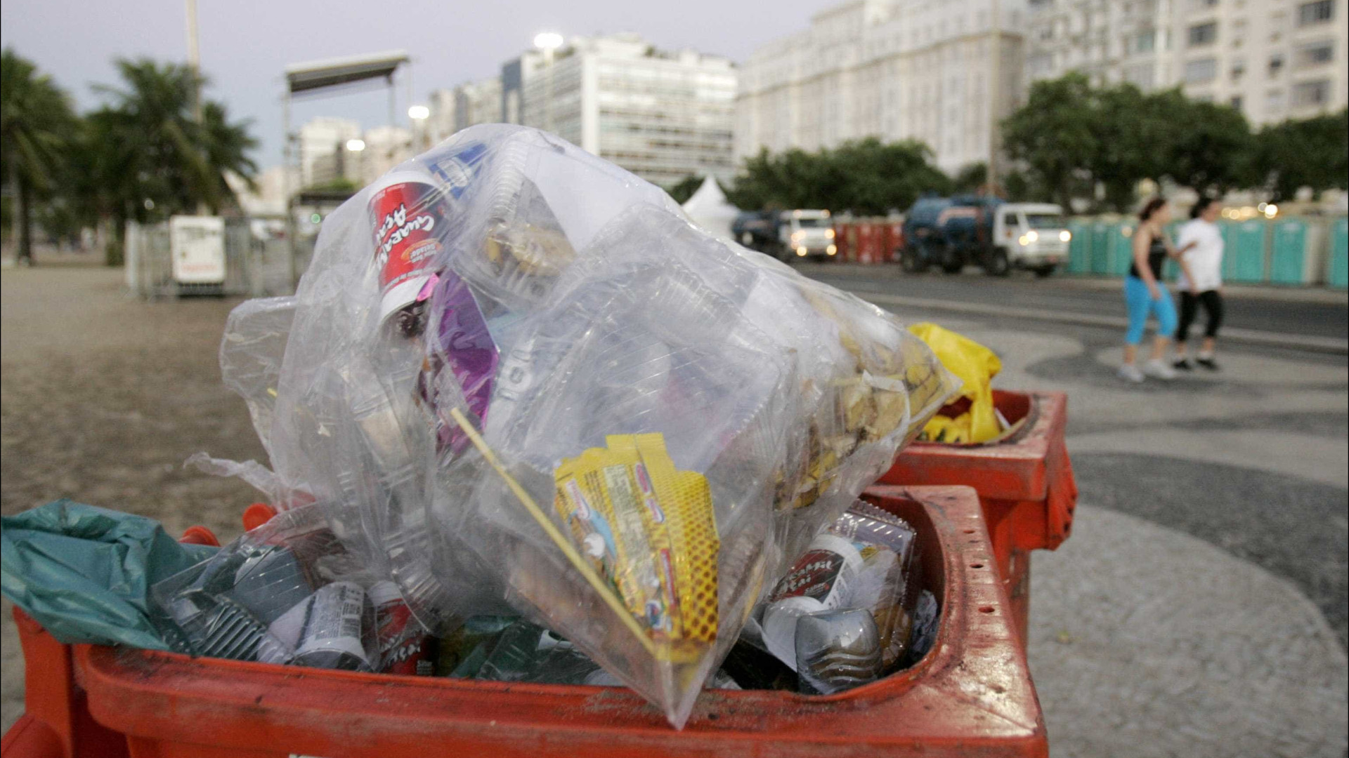 Réveillon do Rio gera recorde com 969 toneladas de lixo