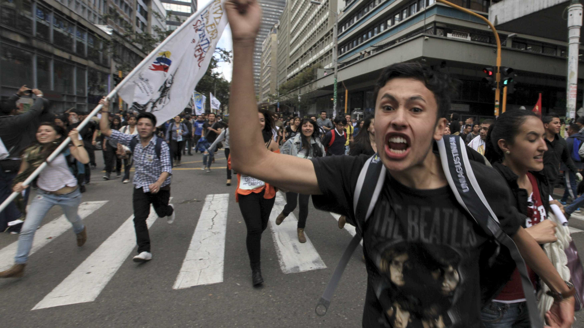 Chega a 61 o número de pessoas presas em protestos na Colômbia