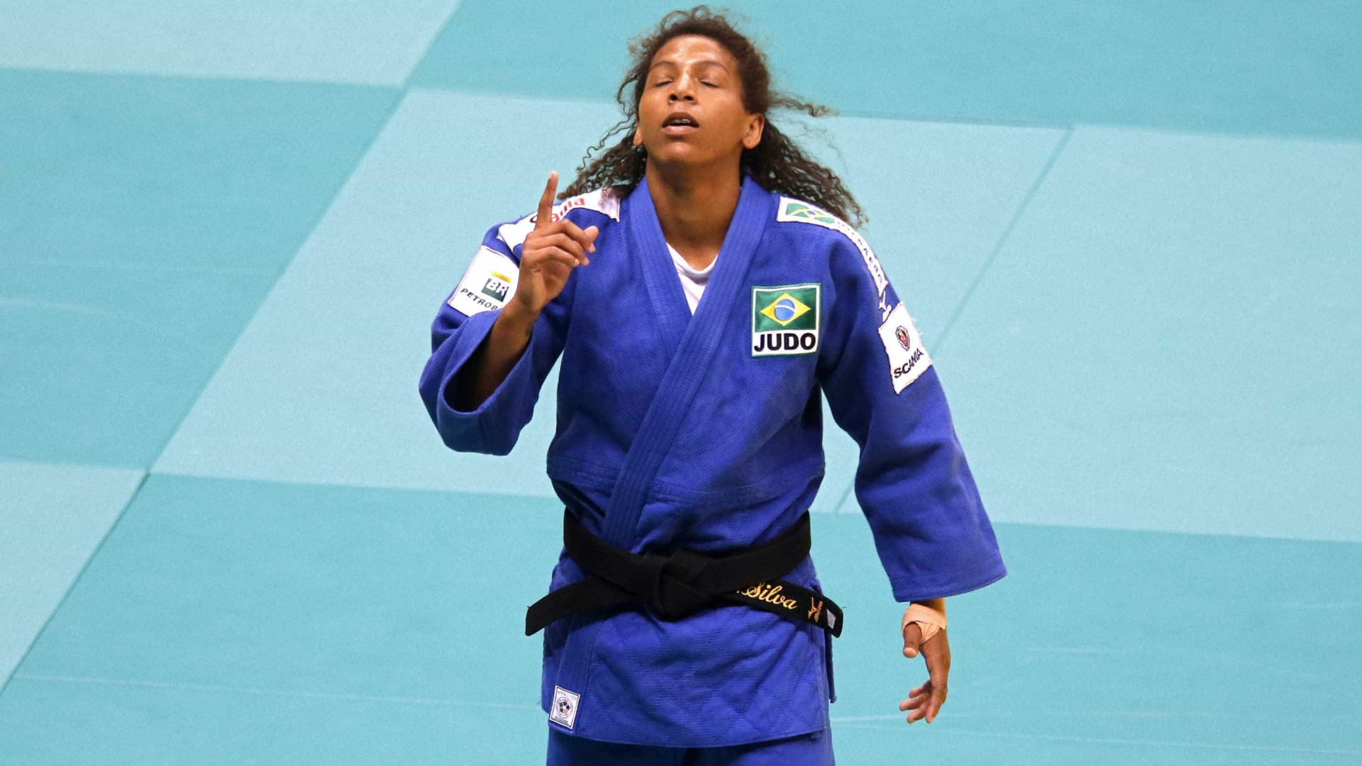 Após ouro, Rafaela Silva sobe oito posições no ranking mundial do judô