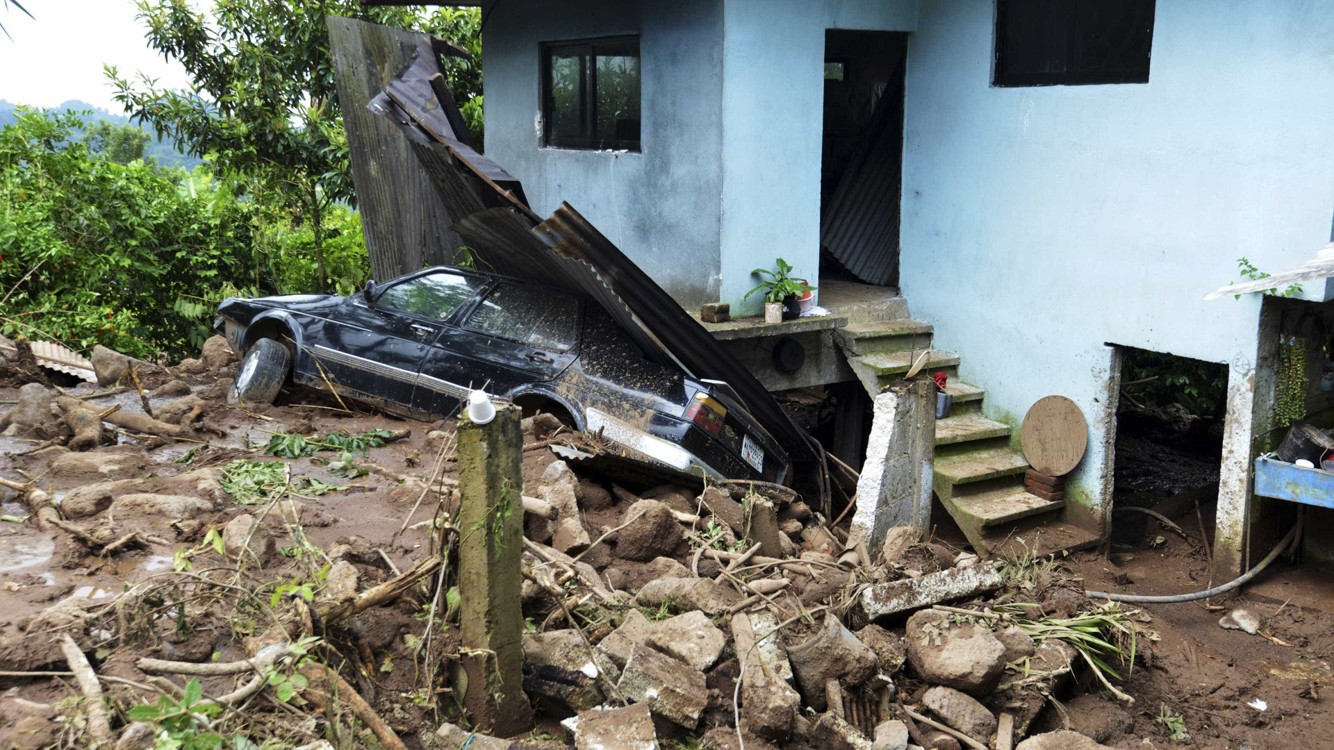 Chuva de granizo atinge estado de Santa Catarina e danifica casas