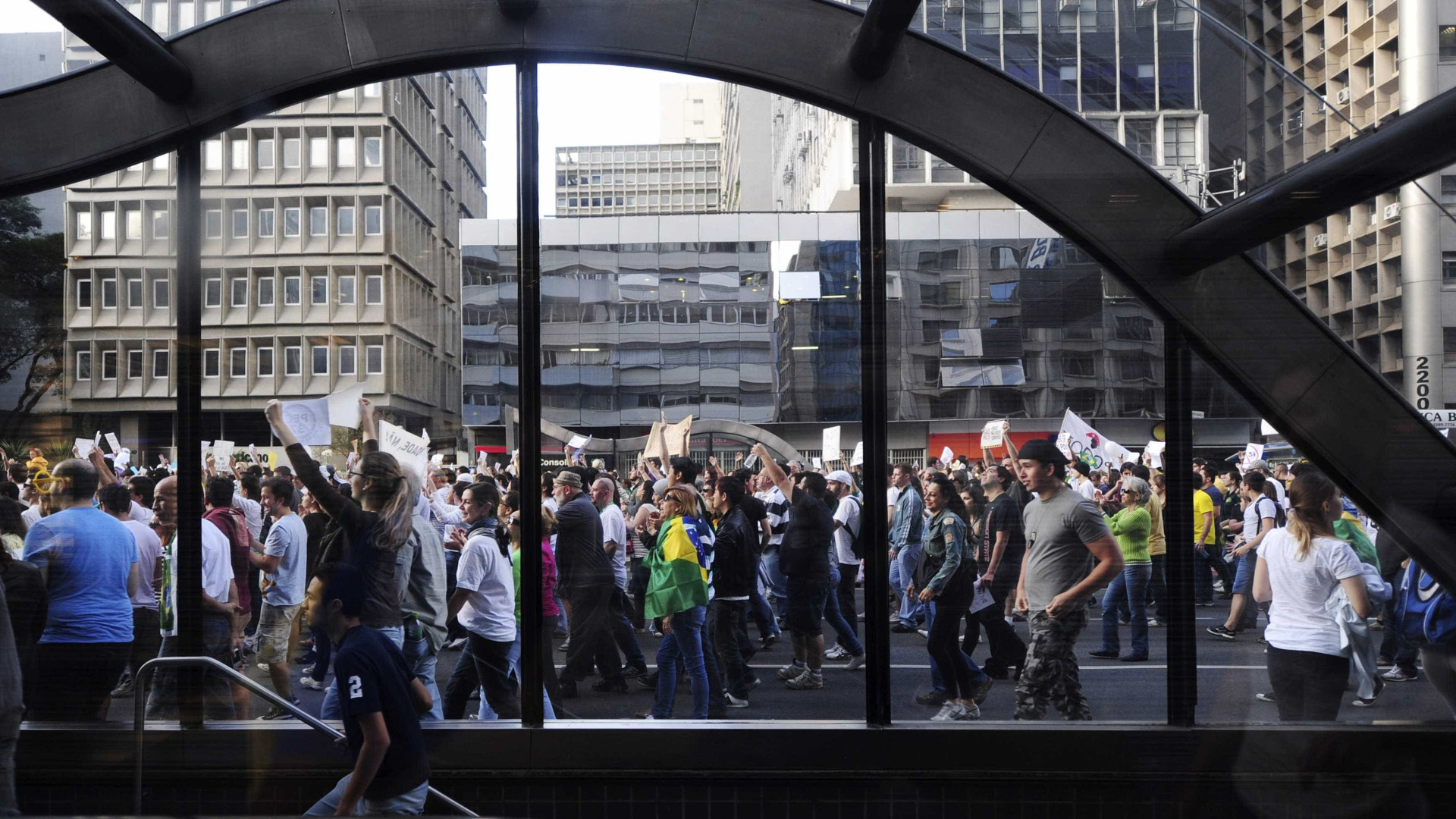 Manifestação por moradia bloqueia vias em São Paulo