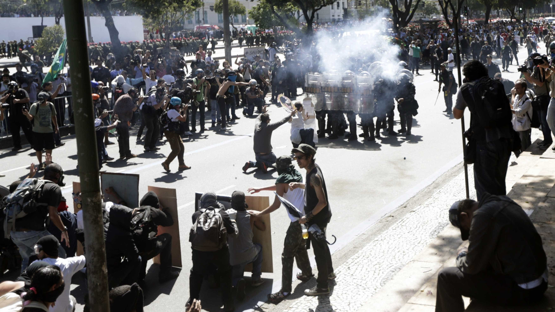 Manifestantes tentam chegar ao Palácio Guanabara