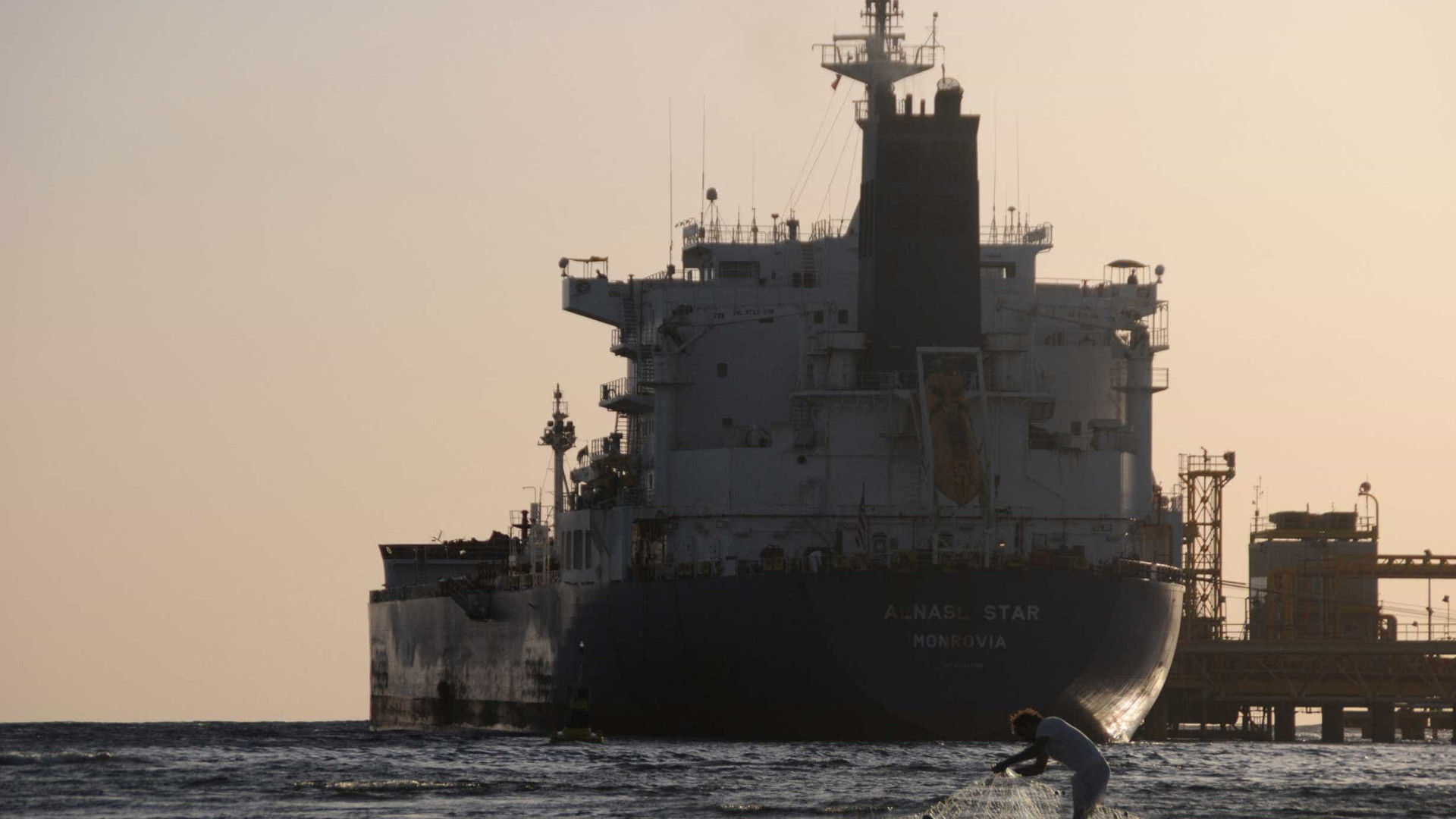 Petroleiro iraniano afunda no Mar da China