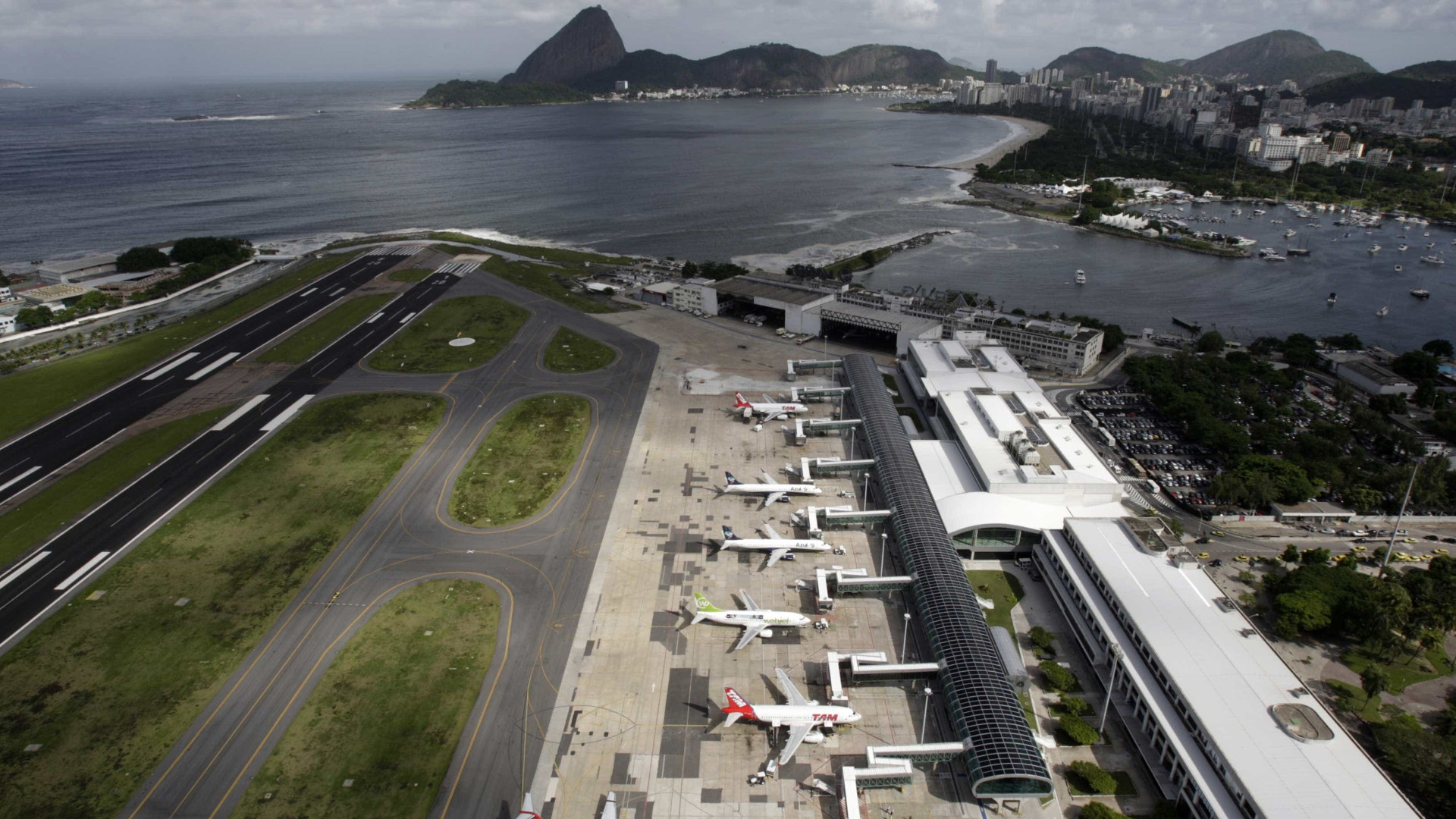 Forte nevoeiro fecha aeroporto Santos Dumont para pousos e decolagem