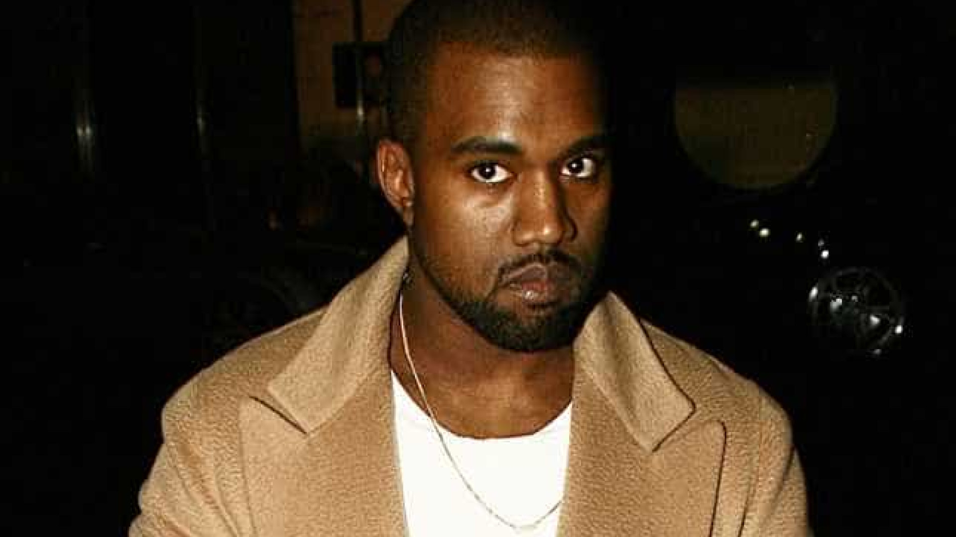 tenis desenhado por kanye west