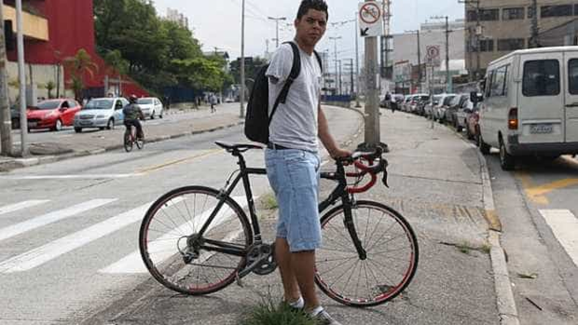Jovem sem braço pedala 21 km para estudar