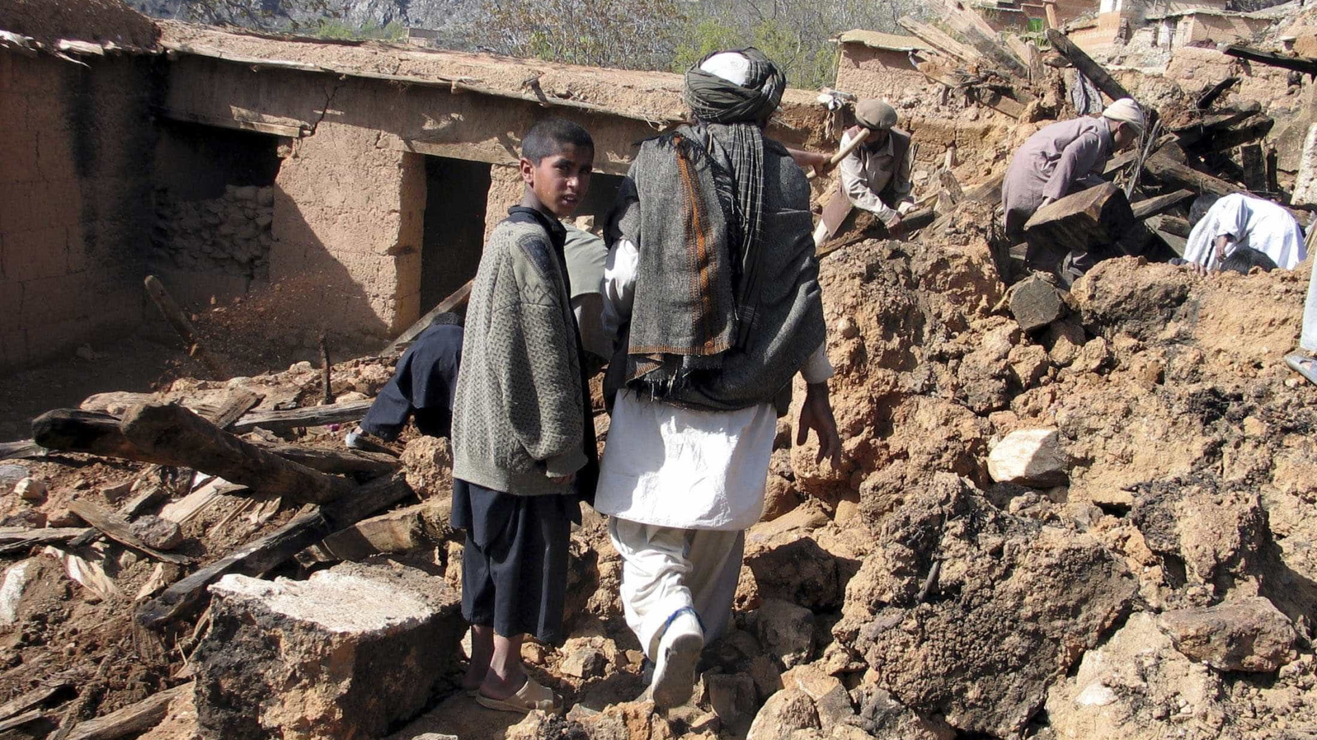 Tremor de terra deixa pelo menos quatro mortos no Afeganistão