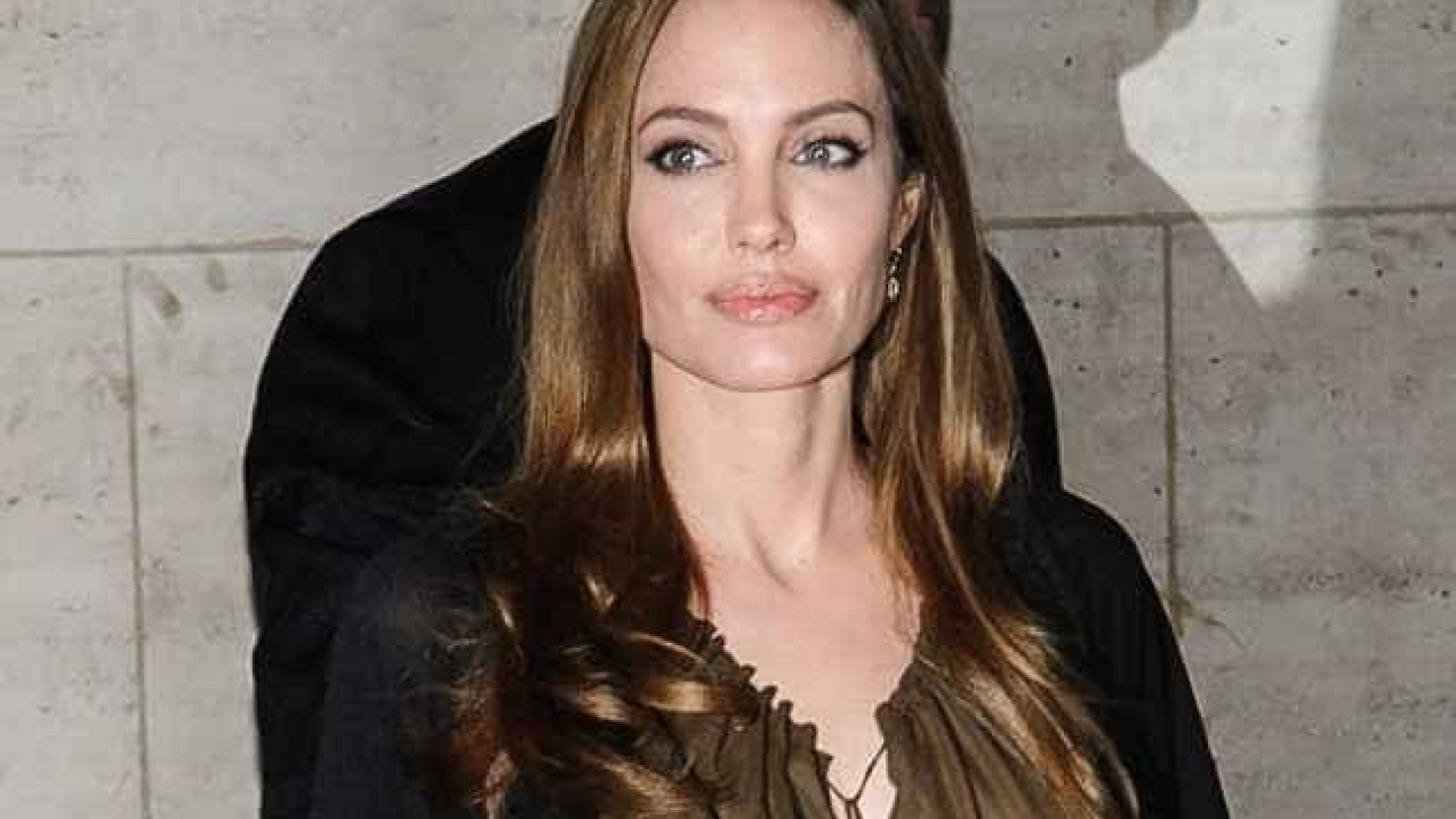Angelina Jolie diz que ajudar os outros lhe faz mais feliz
