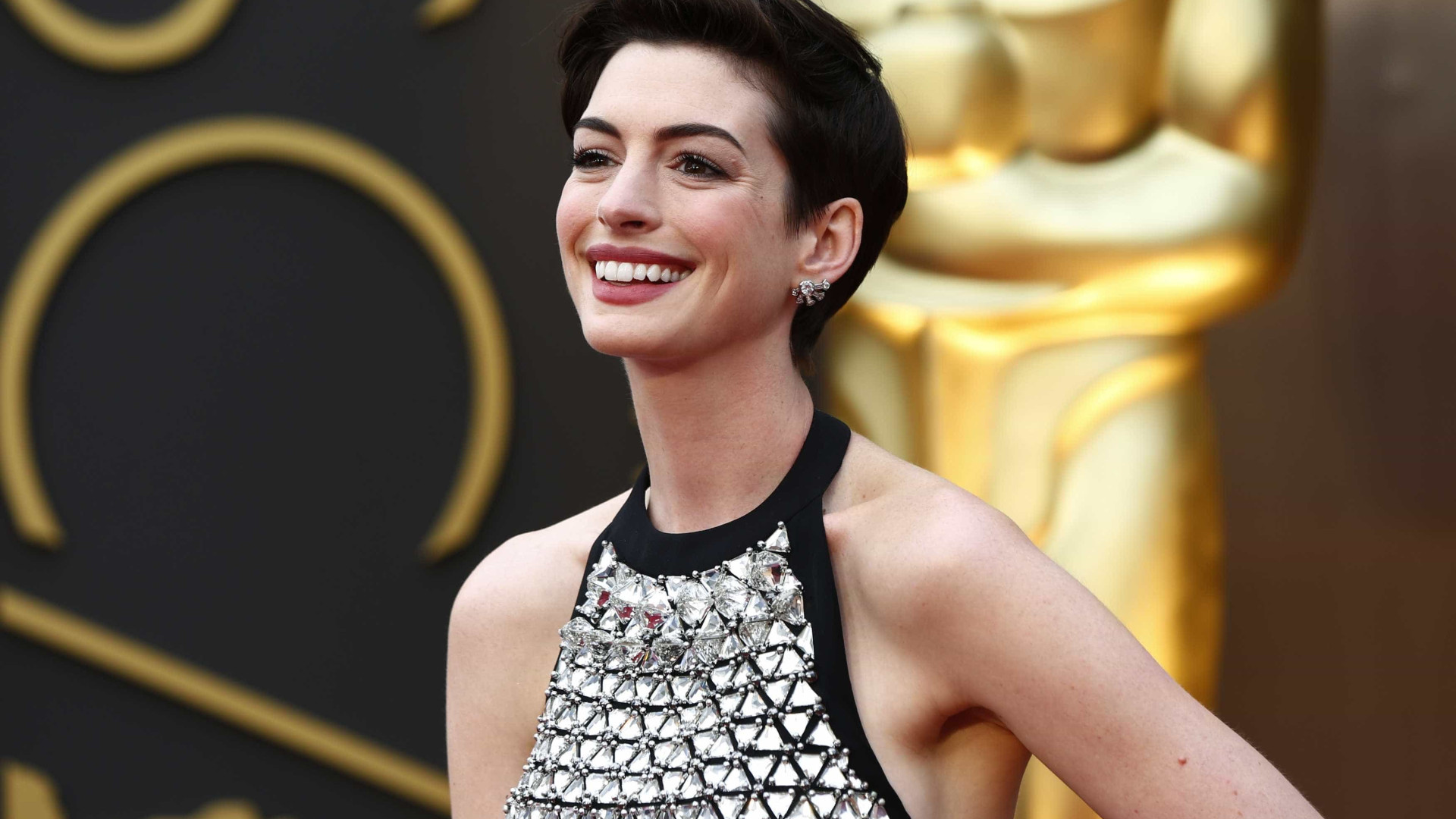 Anne Hathaway envergonhada ao errar data de festa