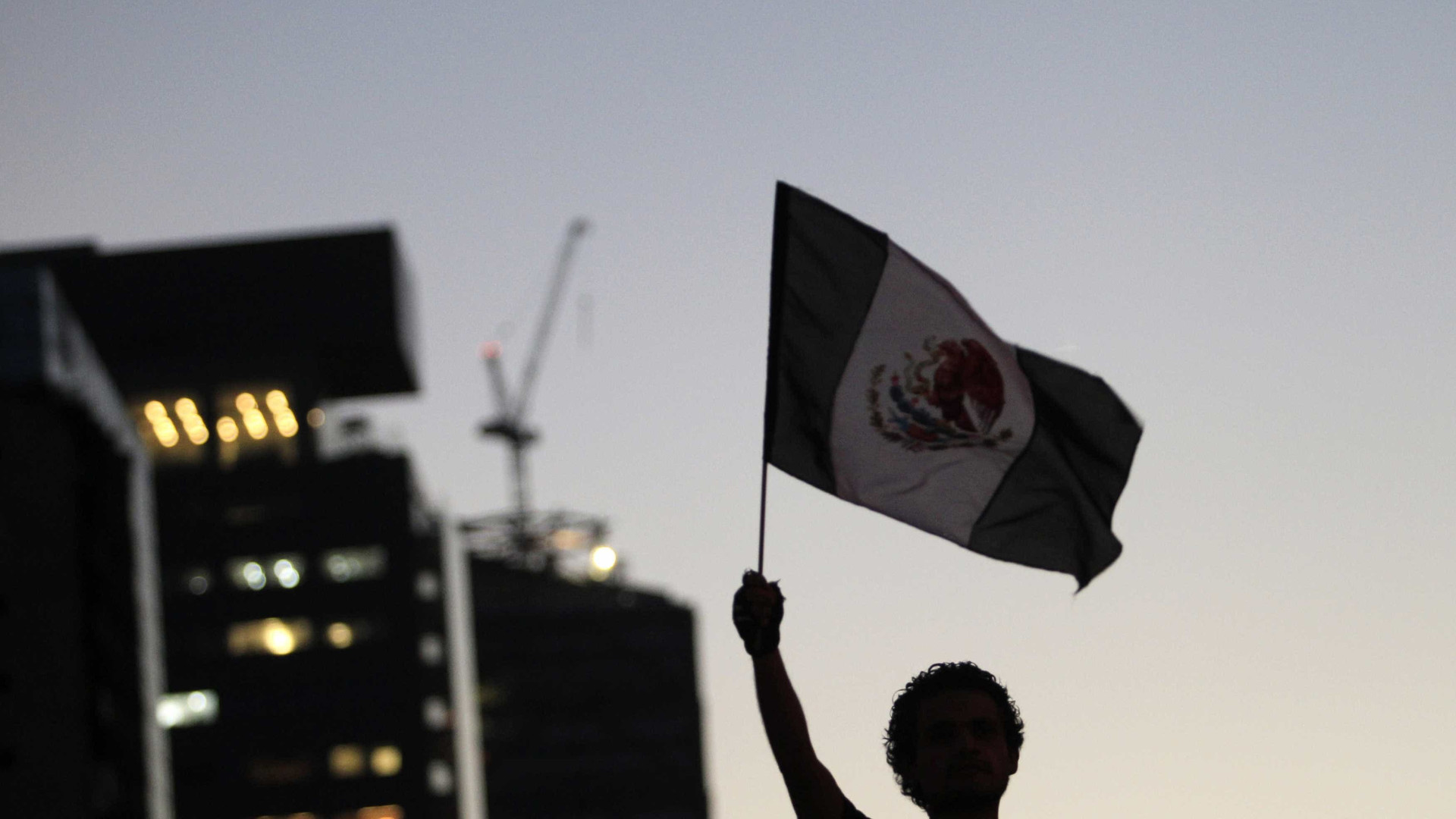 Mexicanos se manifestam contra desaparecimento de estudantes