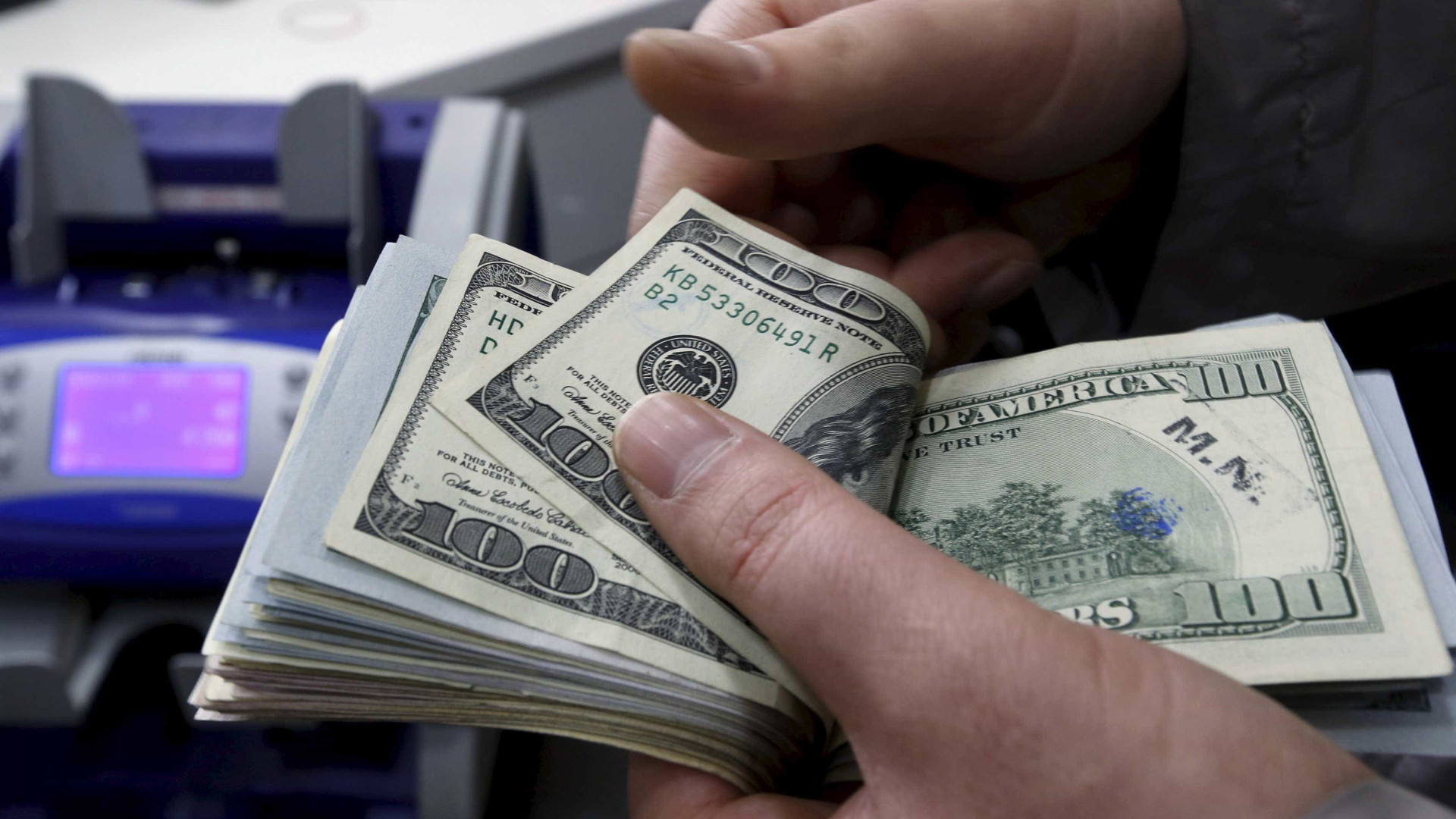 Dólar cai a R$ 3,30, menor nível em quase um ano