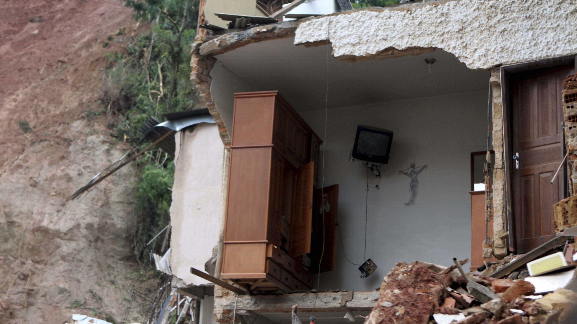 No Rio, deslizamento no morro da Mangueira atinge 12 casas