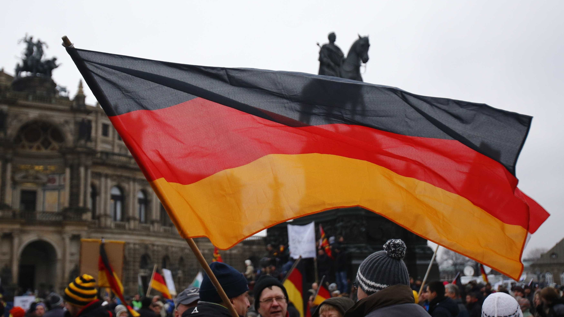 Численность населения человек в германии. Жители Германии. Патриоты Германии. Человек с флагом Германии. Население Германии.