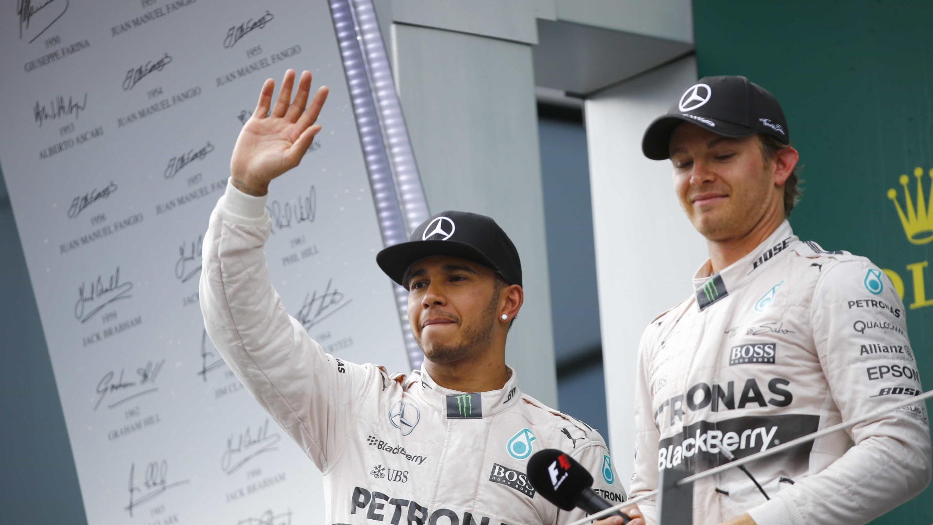 Hamilton lamenta início ruim e admite superioridade de Rosberg 