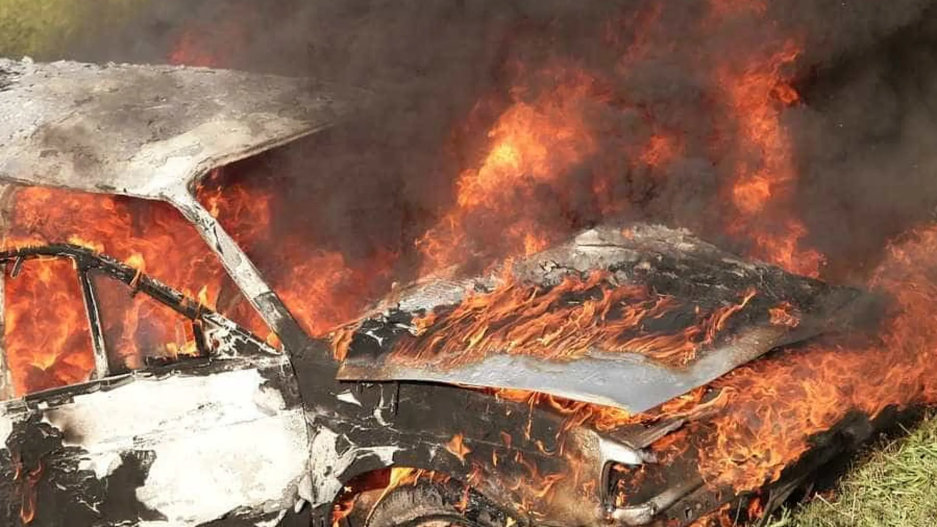 
                    Carro bate em poste e pega fogo, matando dois adolescentes nos EUA
                