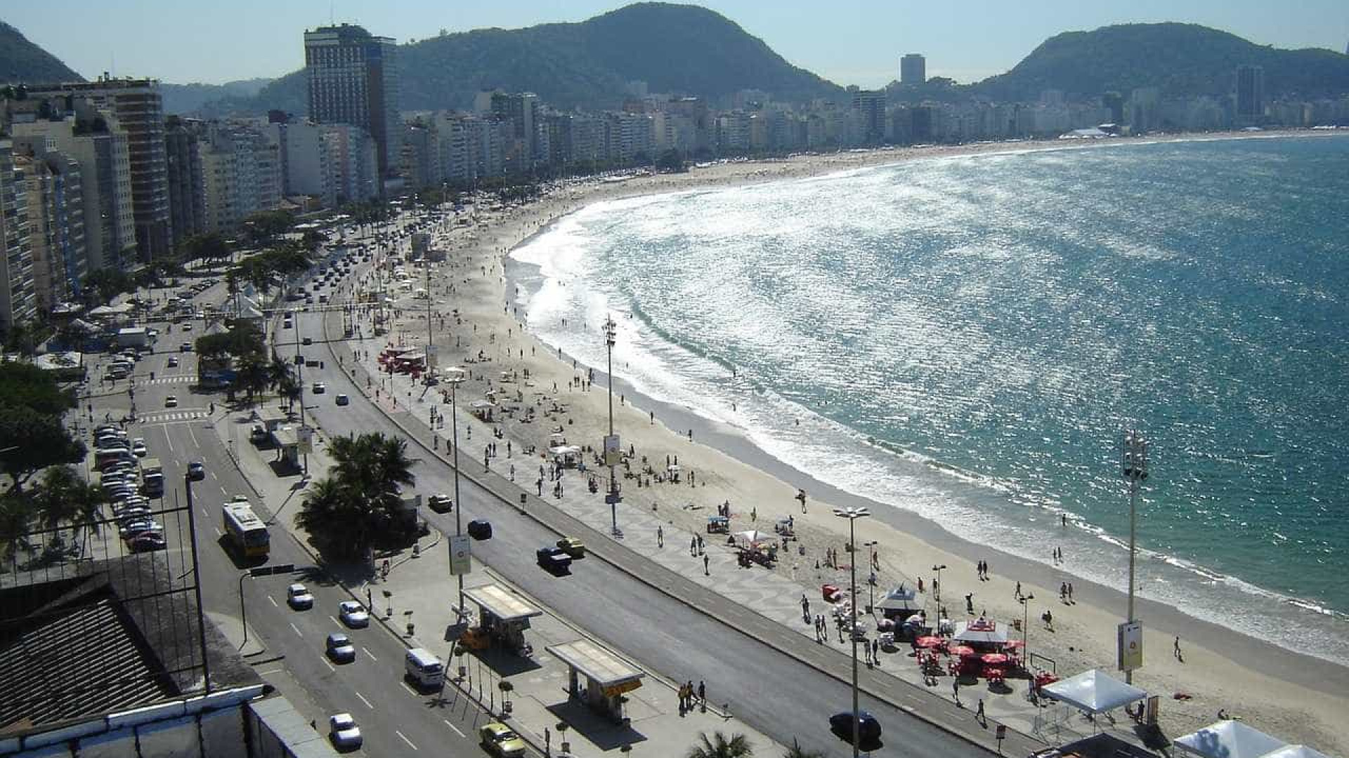 Ato em Copacabana homenageia jovem de 13 anos morto em operação e outras crianças
