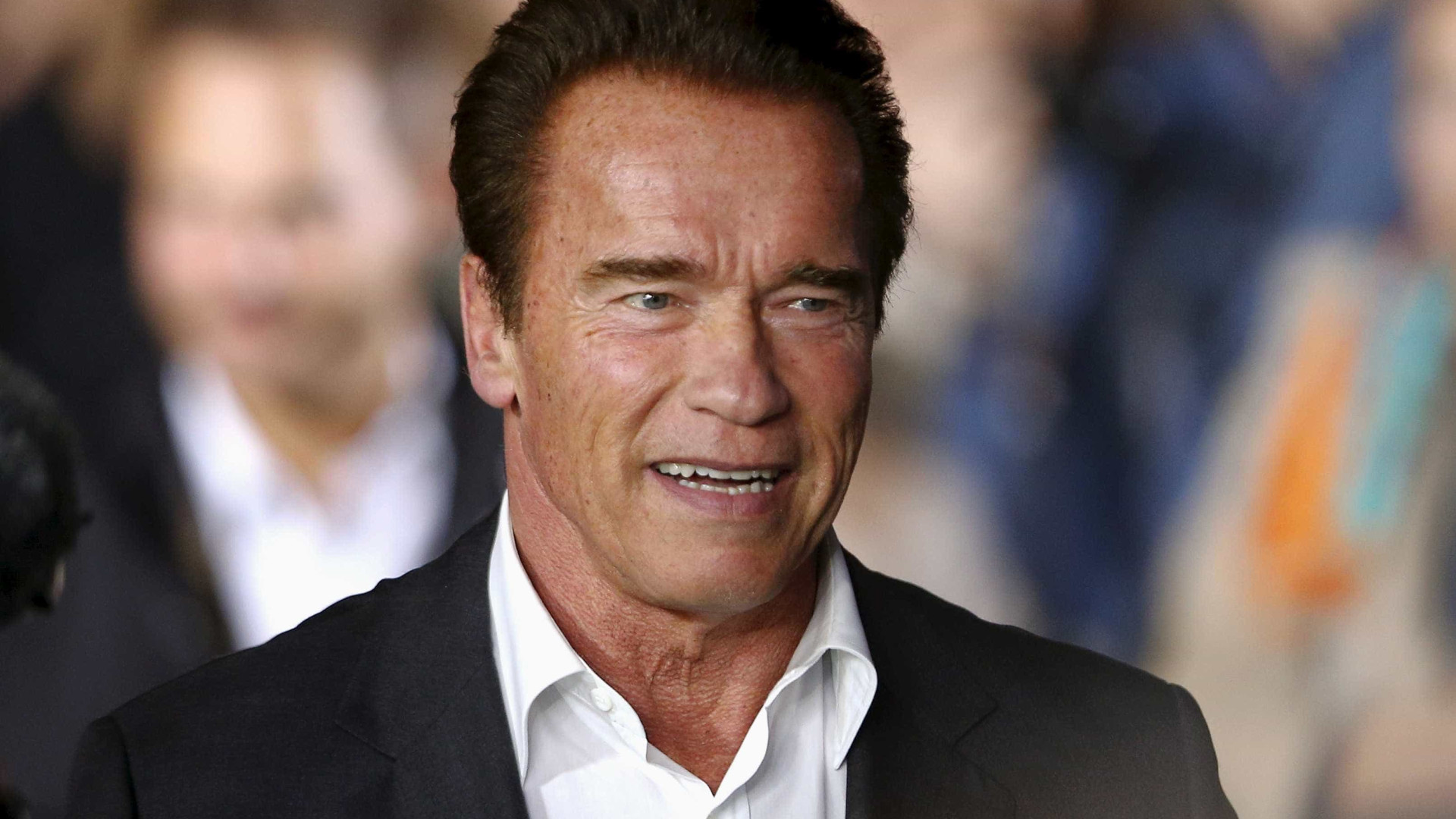 'Venha comigo se quiser viver', diz Arnold Schwarzenegger ao tomar vacina contra Covid-19