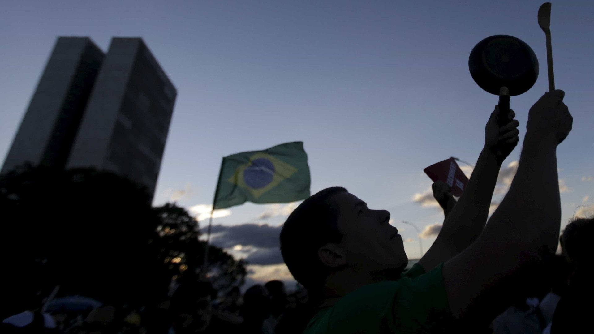 Apoiadores de Bolsonaro pedem intervenção militar em manifestação