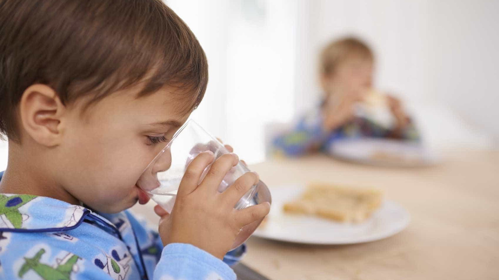 Quanta água devem beber as crianças?