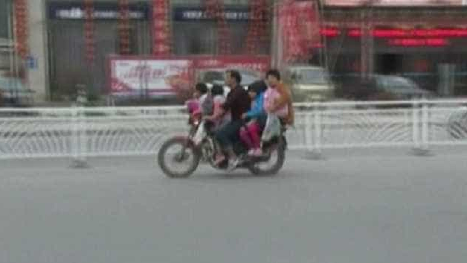 Policiais apreendem moto com 6 passageiros na China
