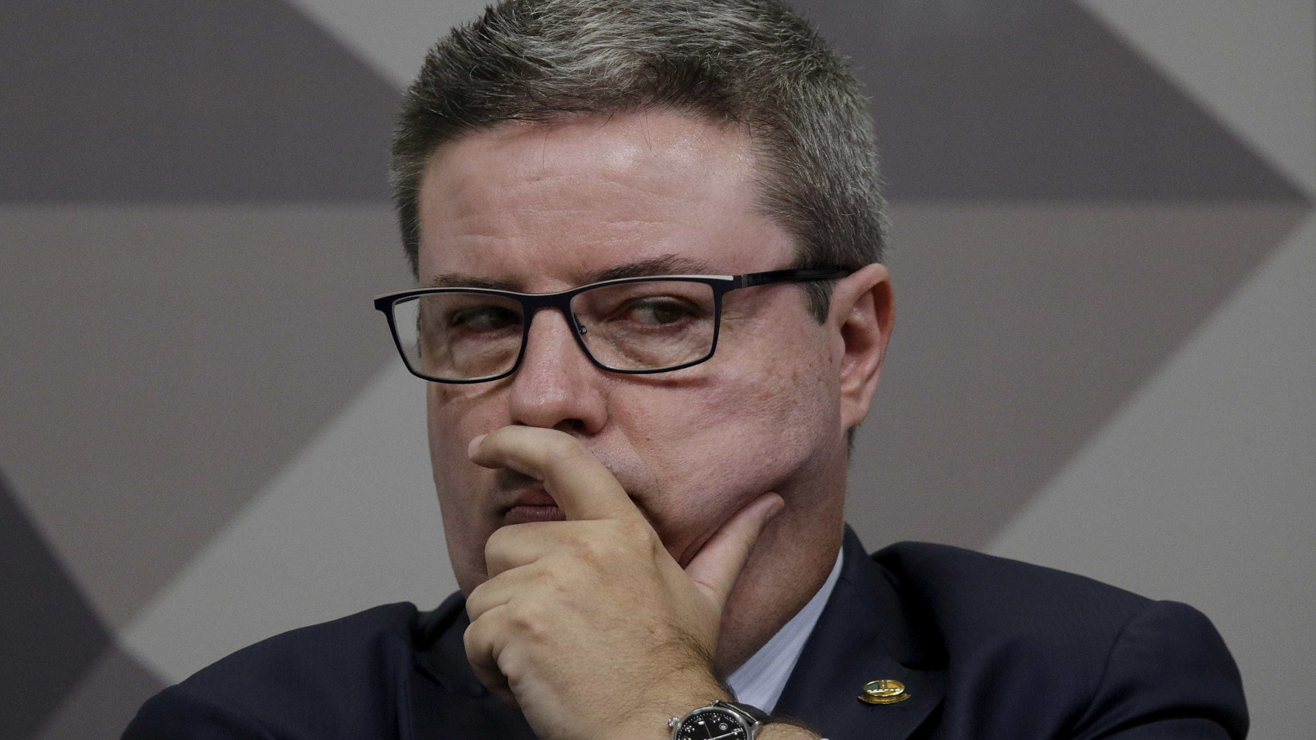 Operação em MG mira Anastasia e ex-presidente 
do PSDB no Estado