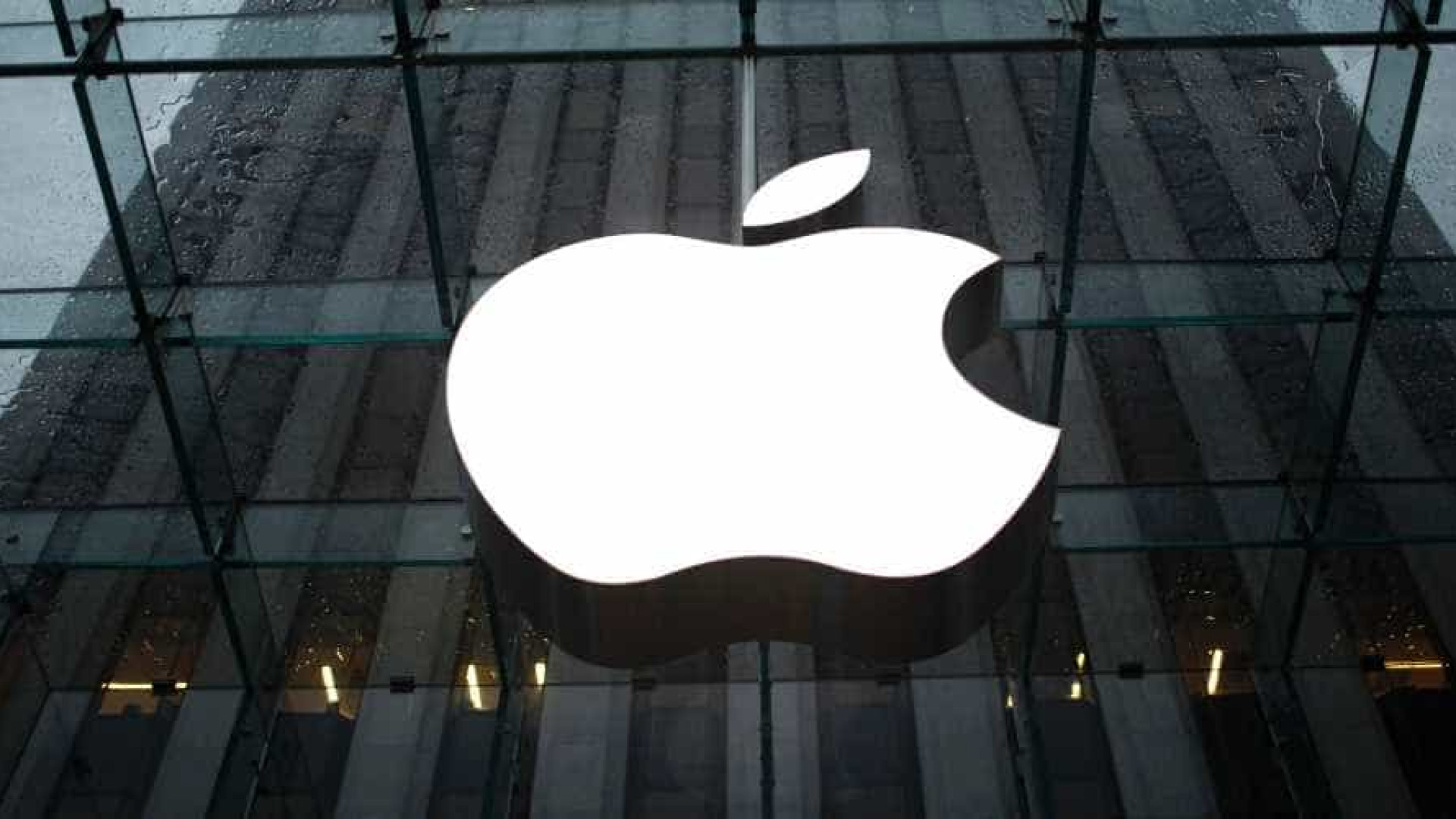 Milão se prepara para inaugurar megastore da Apple