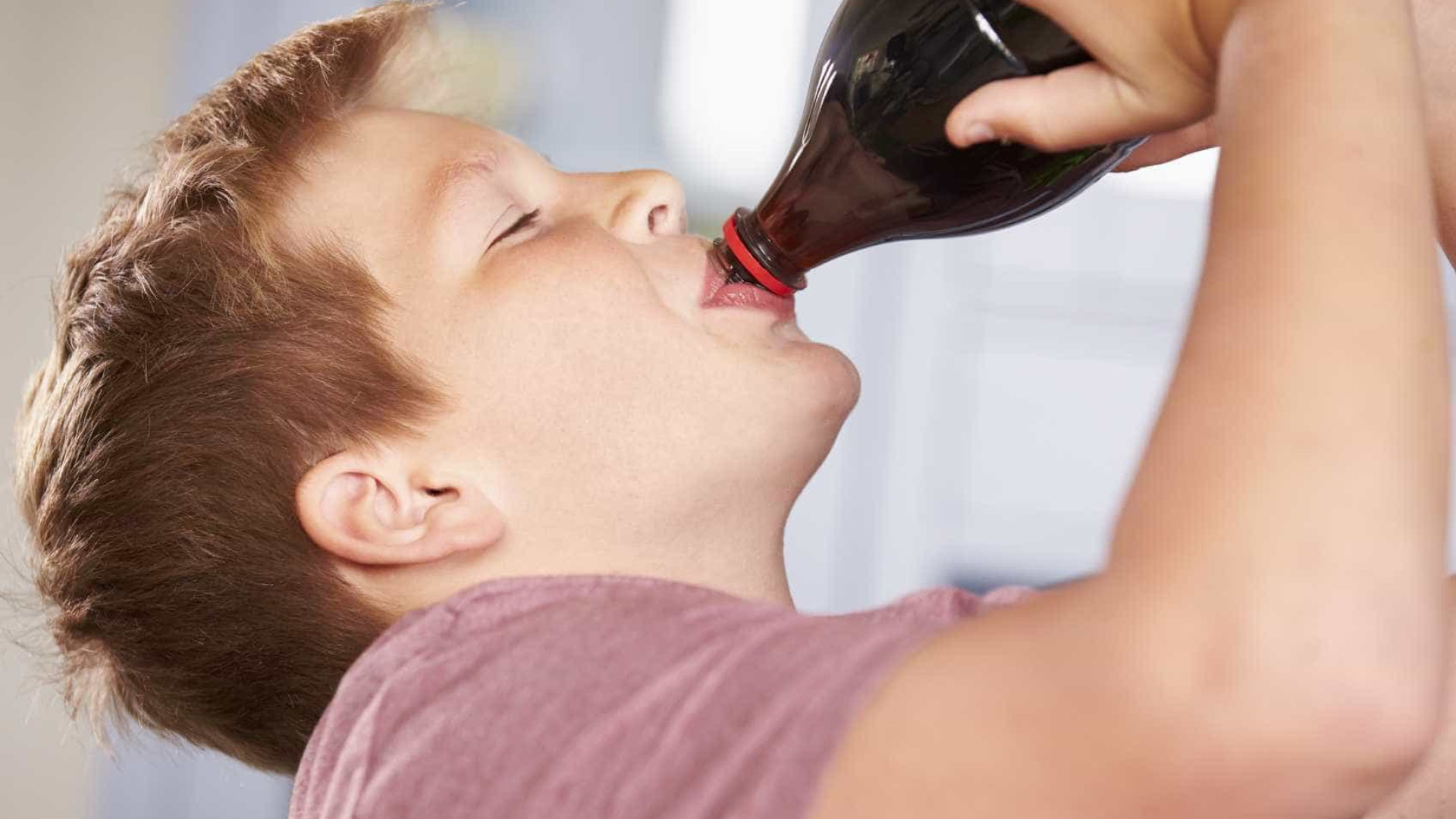 Consumo de refrigerantes pode afetar 
a saúde bucal das crianças