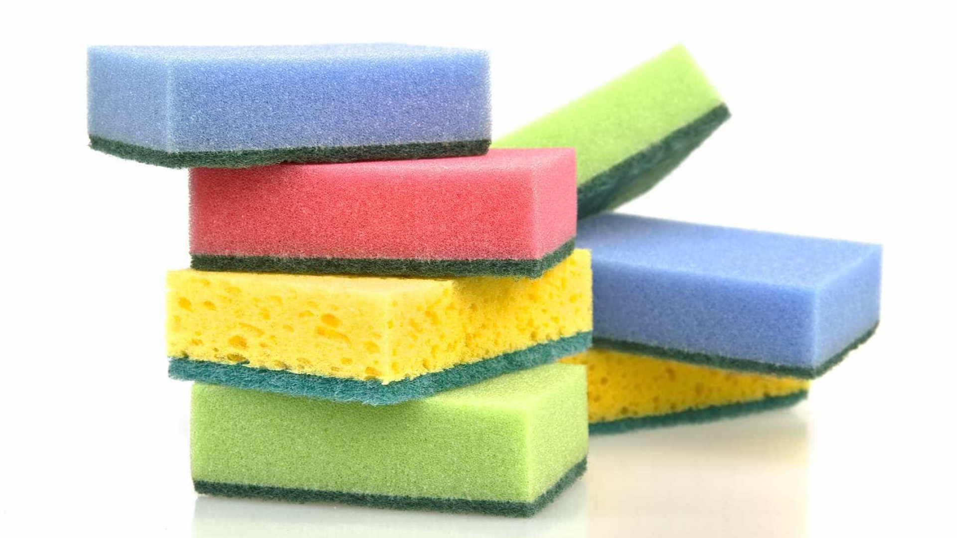 Aprenda 3 formas diferentes de limpar a esponja de lavar louça