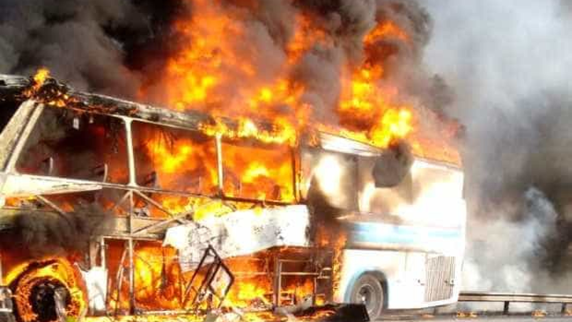 Ônibus pega fogo em Perdizes, zona oeste de São Paulo