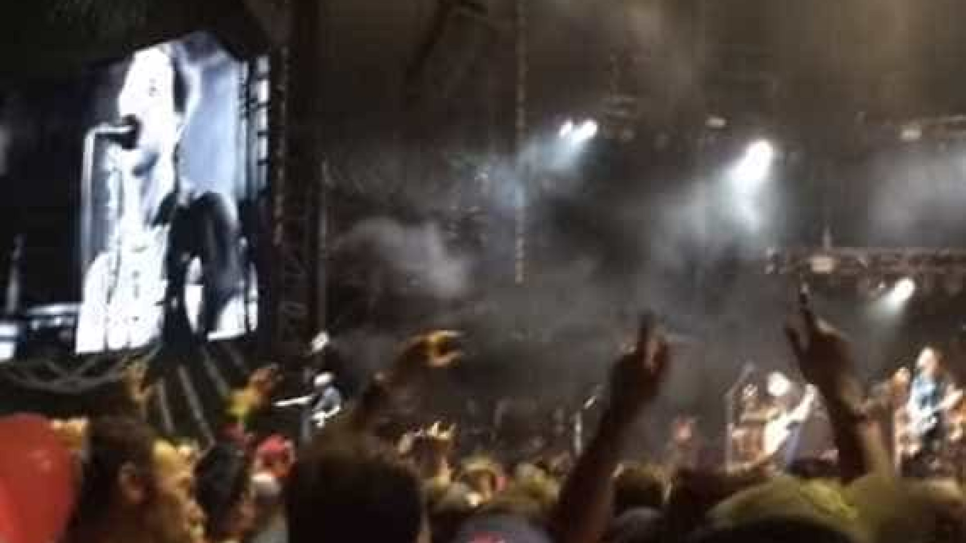 Pearl Jam para show e expulsa espectador que incomodava fã