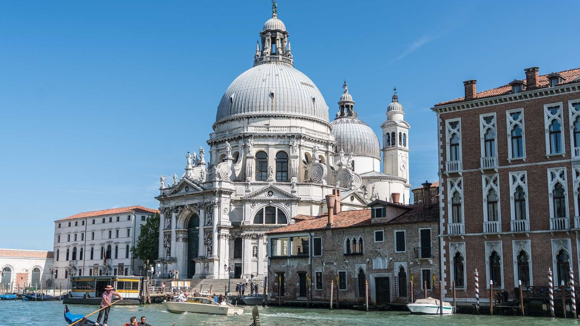 Pilastra cai sobre ponte de acesso a Veneza, na Itália