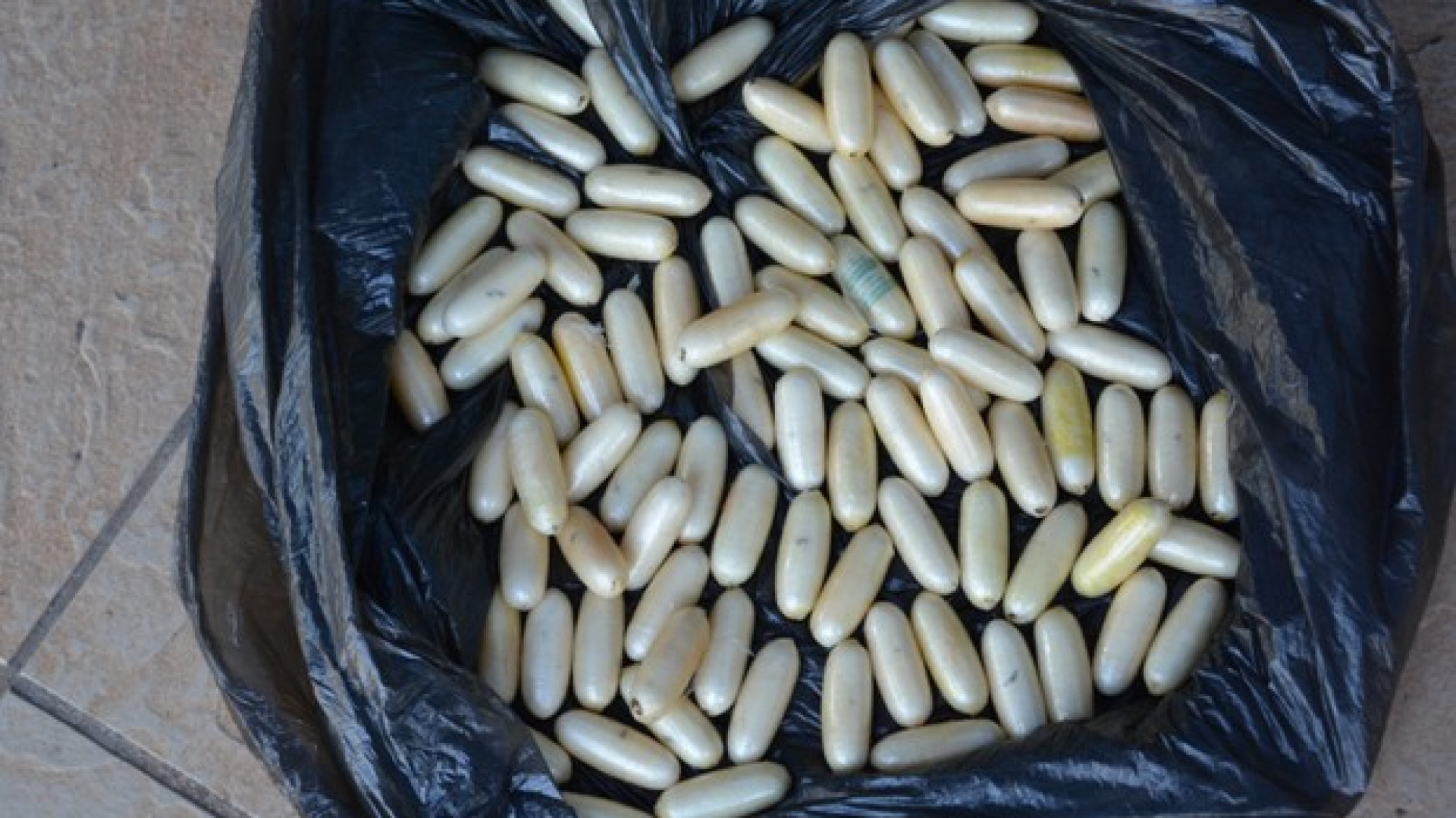 Mulher é presa tentando levar 130 cápsulas de cocaína no estômago à Itália
