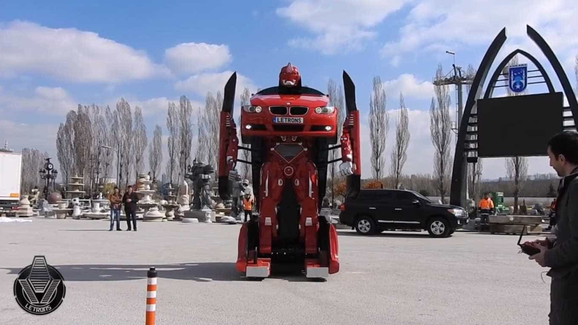 Transformers na vida real: BMW se transforma em robô humanóide; veja!