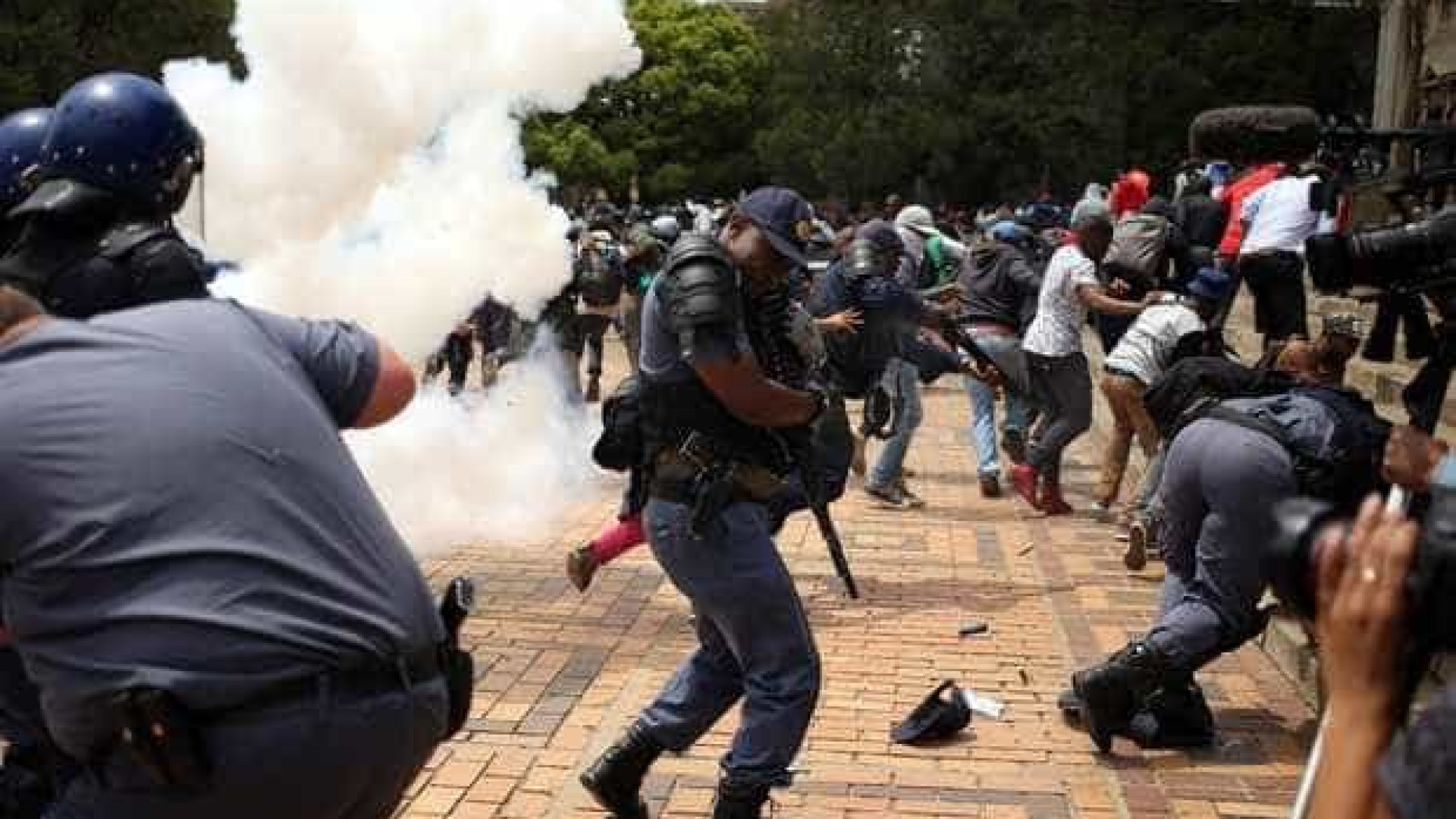 Polícia dispara contra estudantes em protesto na África do Sul; veja!