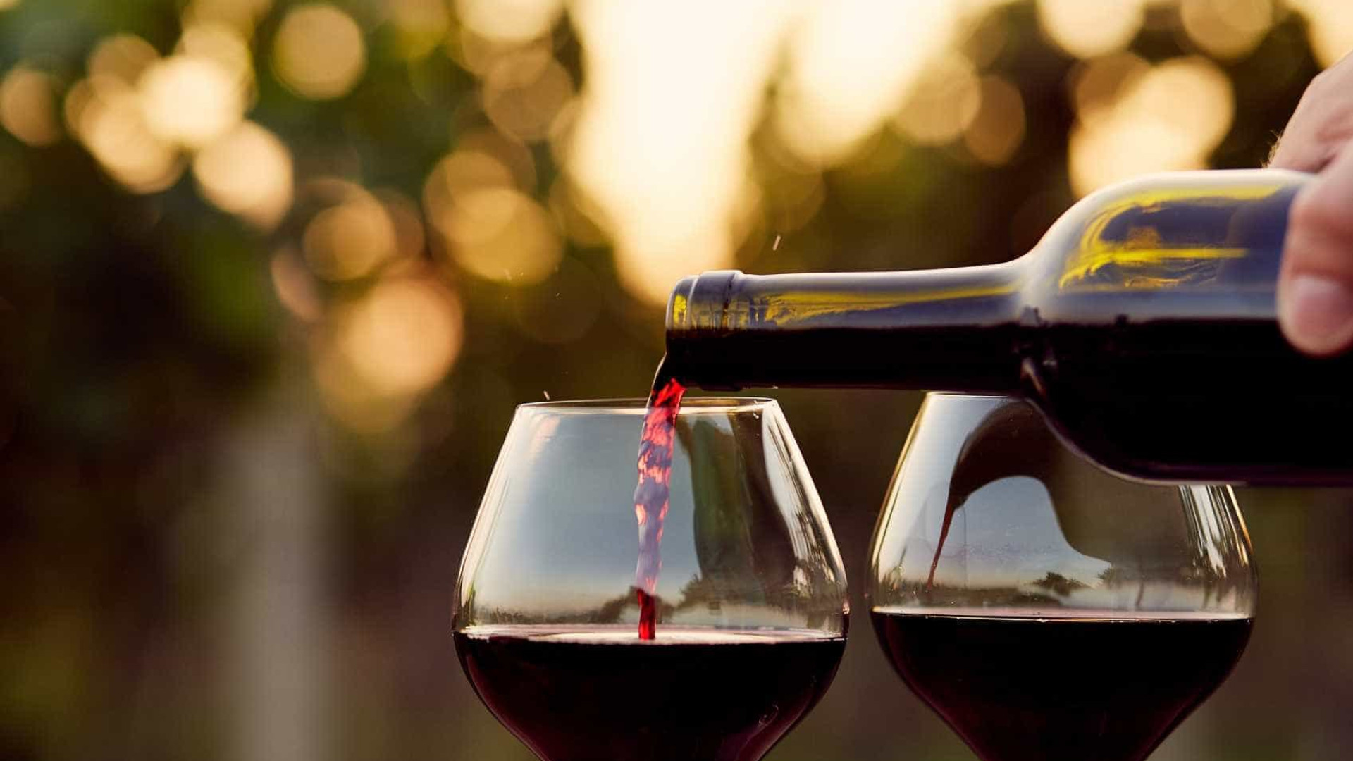 Beber 2 taças de vinho por dia reduz risco de Alzheimer