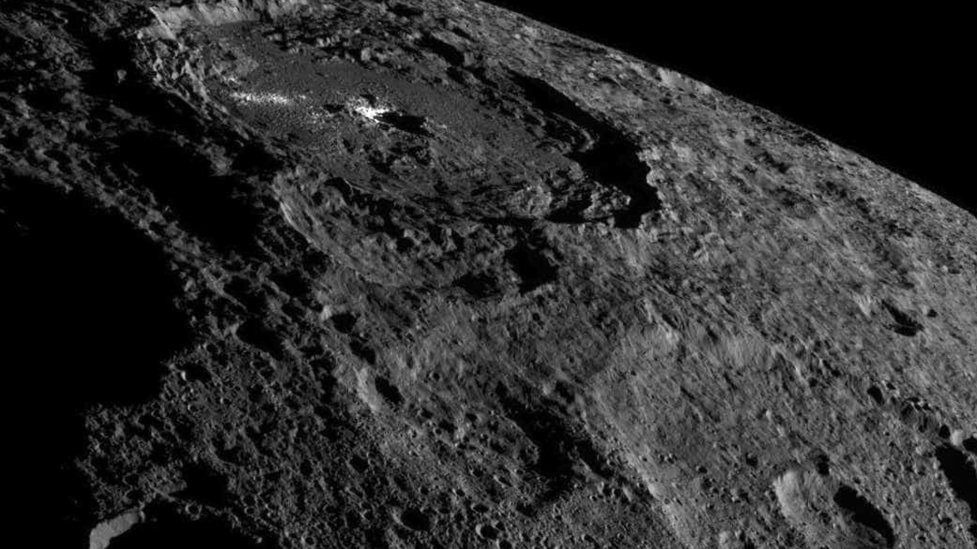NASA revela 'desenhos' misteriosos 
na superfície de Ceres