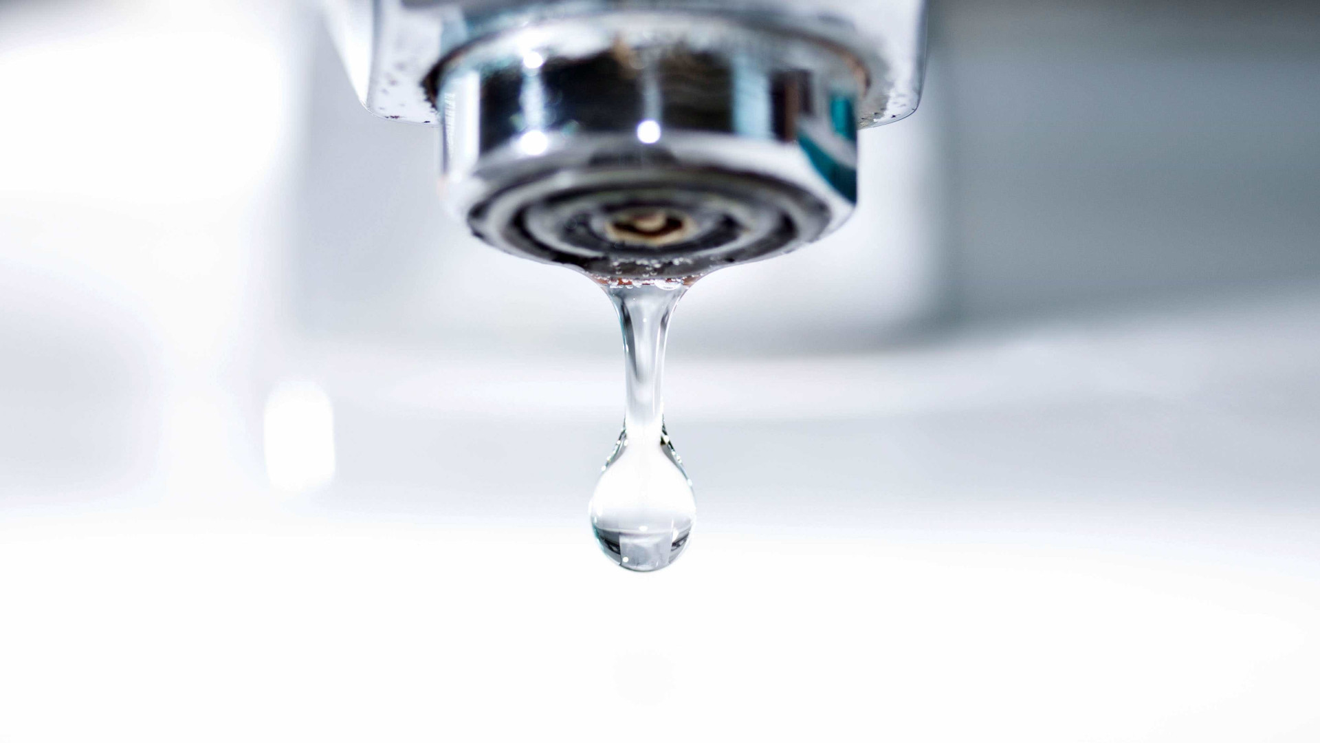 Especialistas: população e empresas precisam 
rever consumo de água