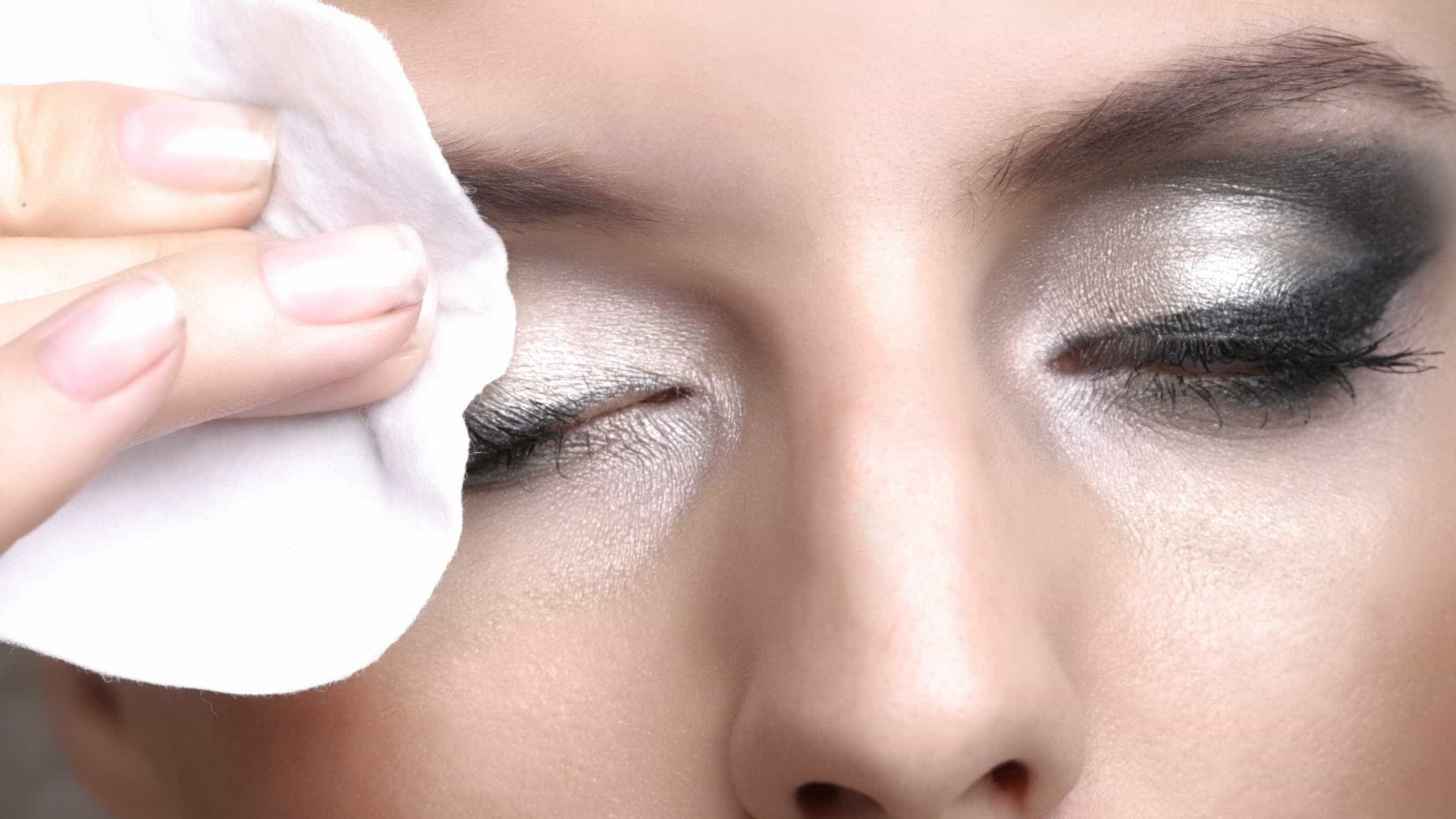 Aprenda a retirar a maquiagem 
sem agredir a pele
