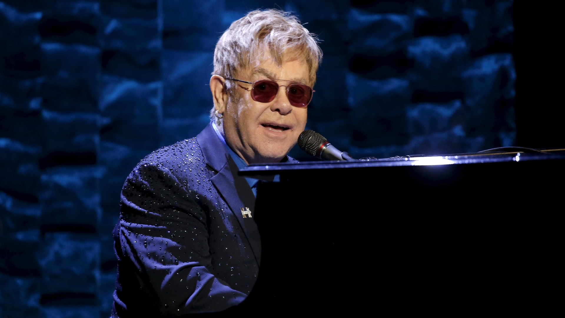 Elton John chora ao cantar música em homenagem a George Michael