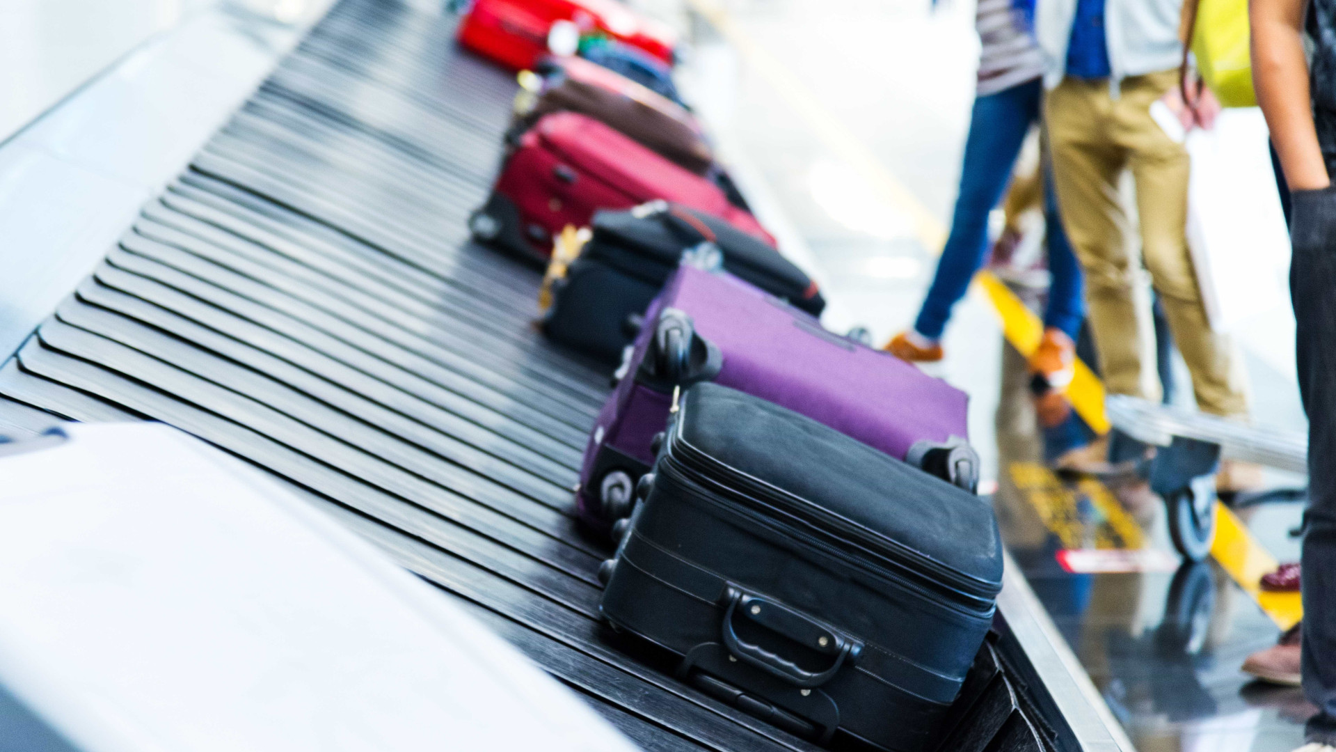 Regras de bagagem: conheça seus direitos na hora de despachar a mala