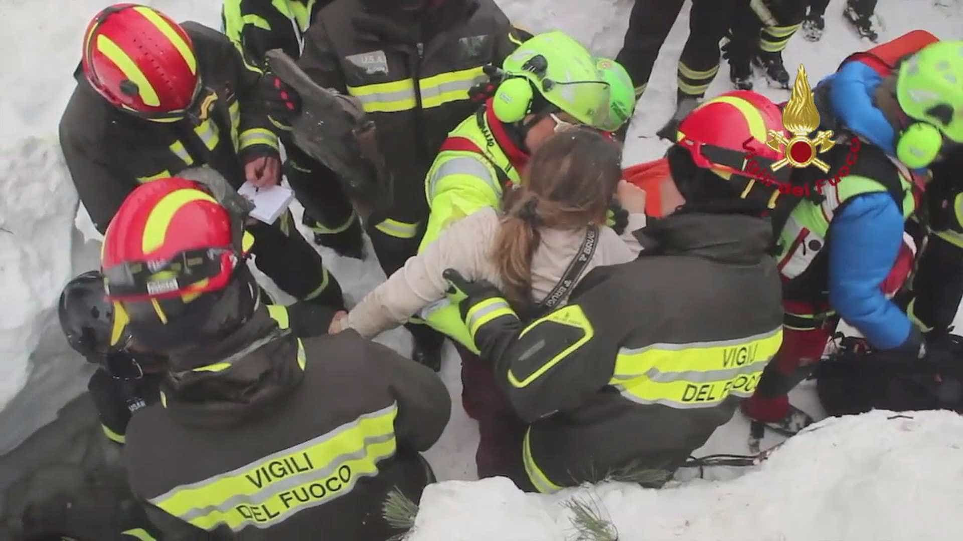 Itália vive dia de emoção com resgates em hotel soterrado